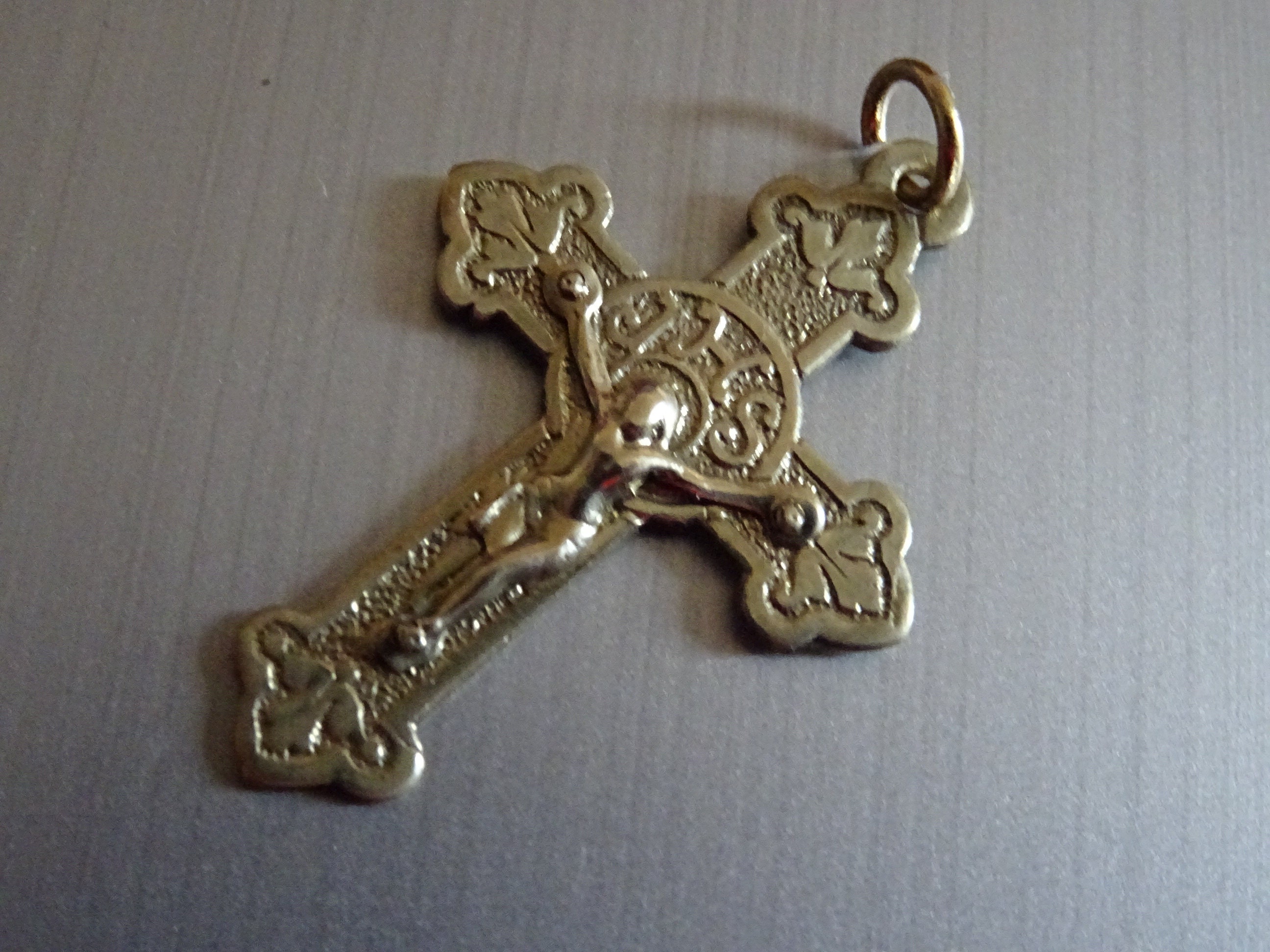 Couleur Or Croix Pectorale Catholique Crucifix avec Extrémités Bourgeonnées, Dos Sacré-Cœur Radieux