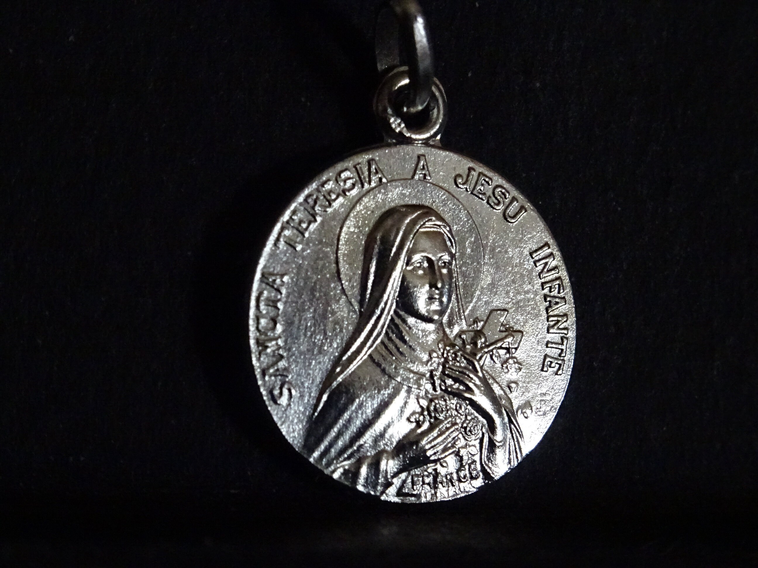 Sainte Thérèse Pleing Roses. Protection Du Petit Médaillon d'argent Pendent Medaille Holy Charm P 43