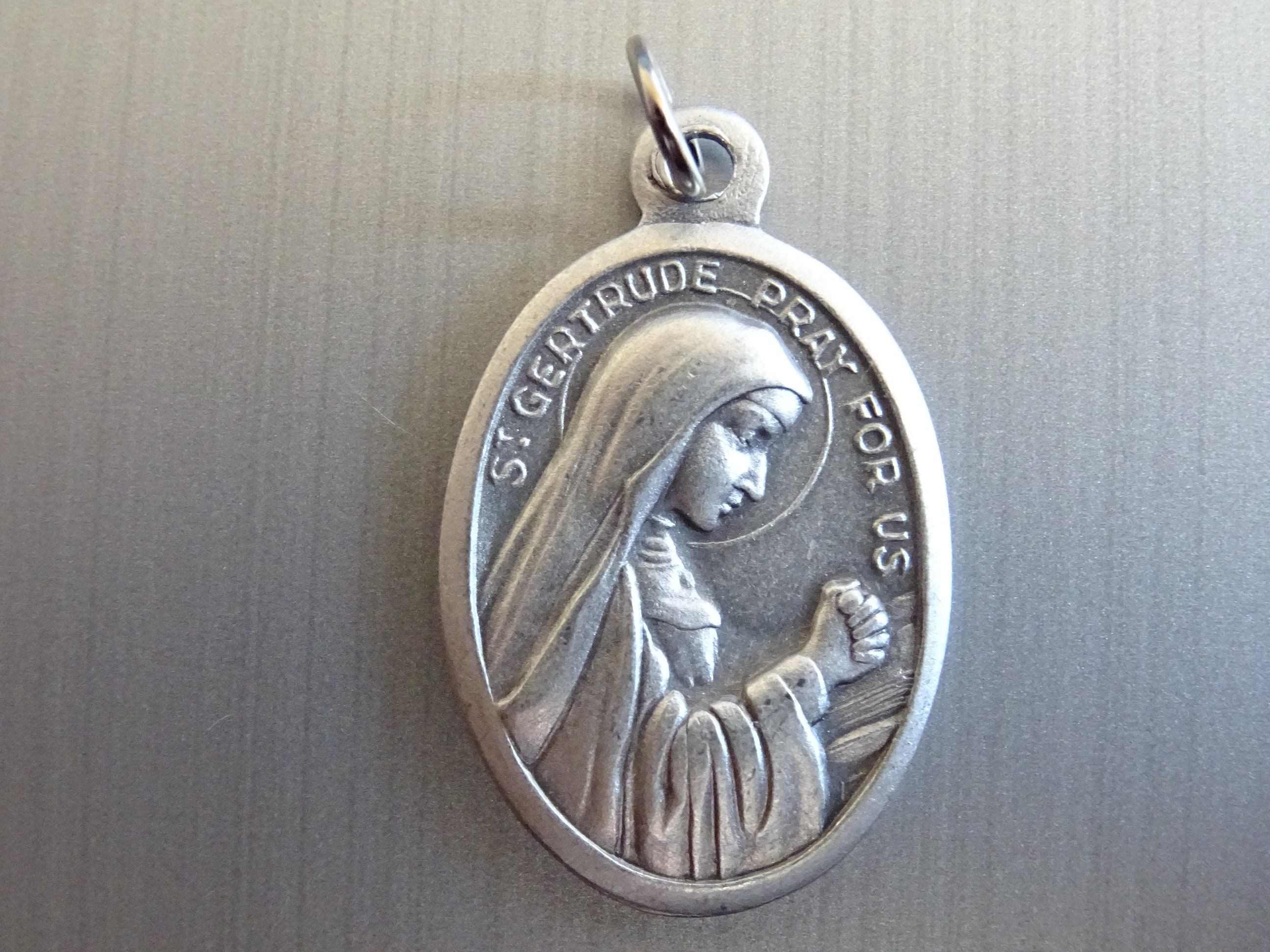 Sainte Gertrude. Saint Patron Des Chats. Médaille d'argent Médaillon Pendentif Charme B 355