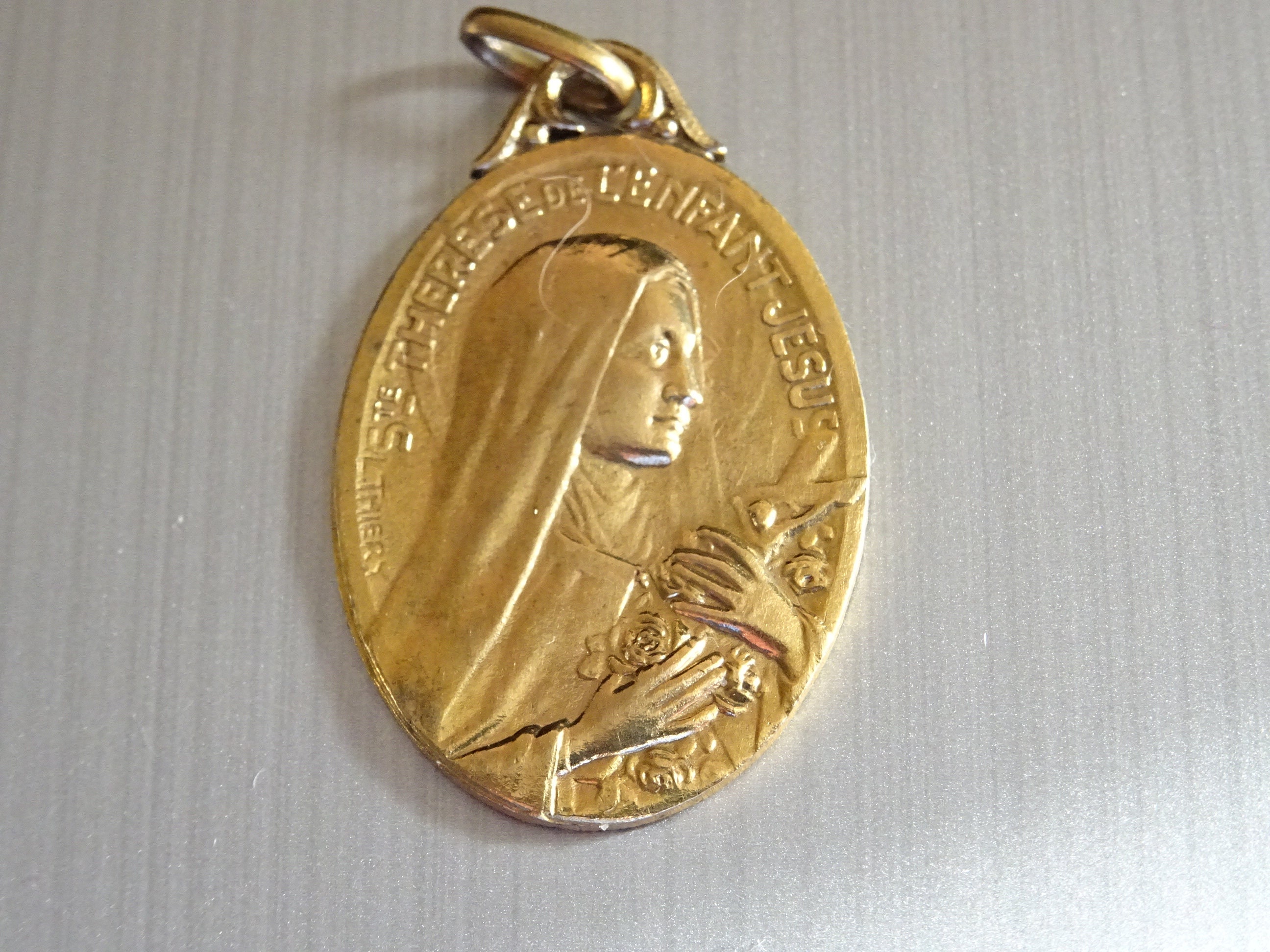 Sainte Thérèse. Roses Pluvieuses . Couleur Or. Millésime. Saint Charme Pendentif Médaillon Medaille 