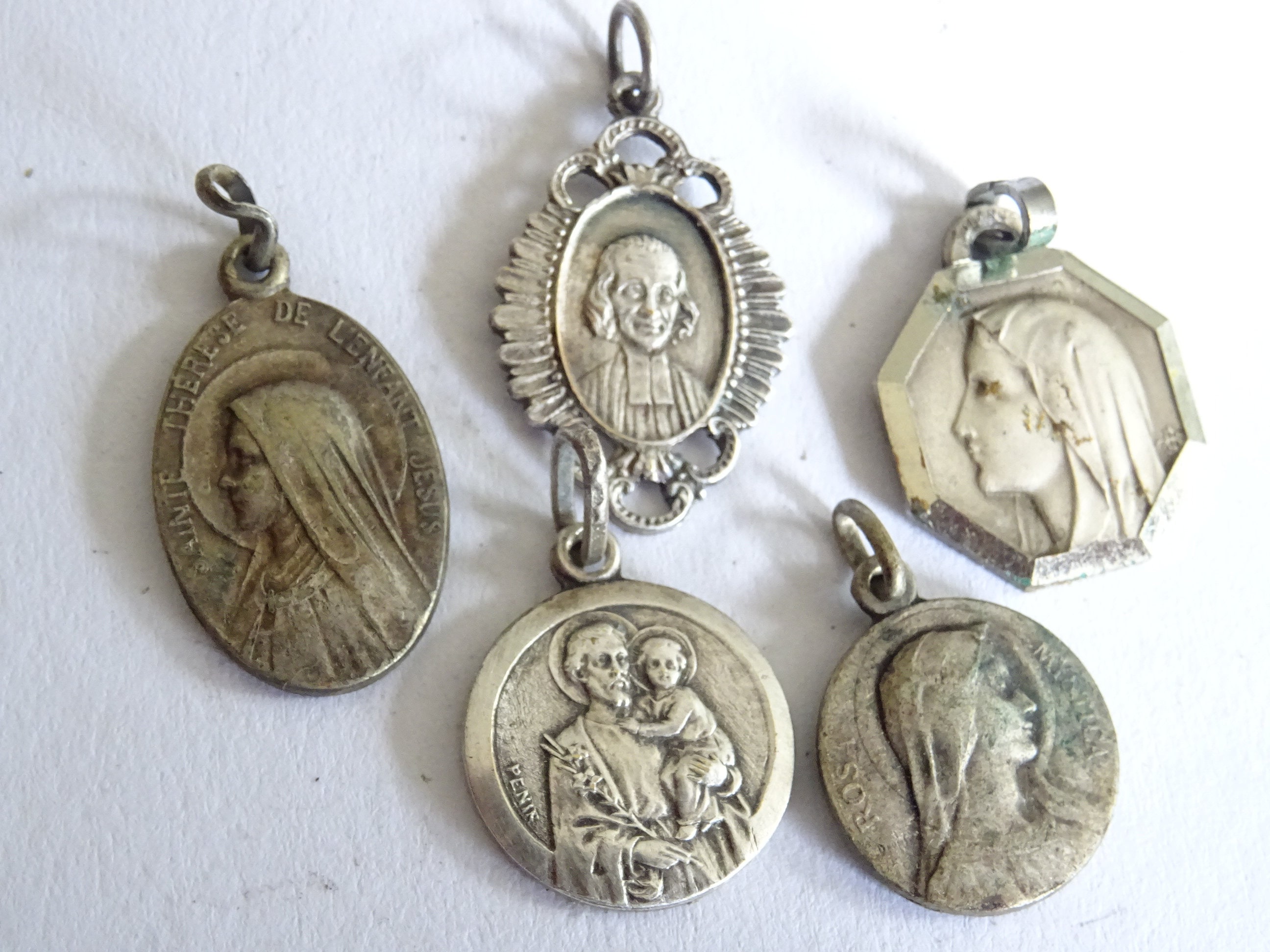 Lot 5 Millésime .st. Joseph Jésus. Marie. Médaille Sainte-Thérèse Saint Charme Pendentif Médaillon M