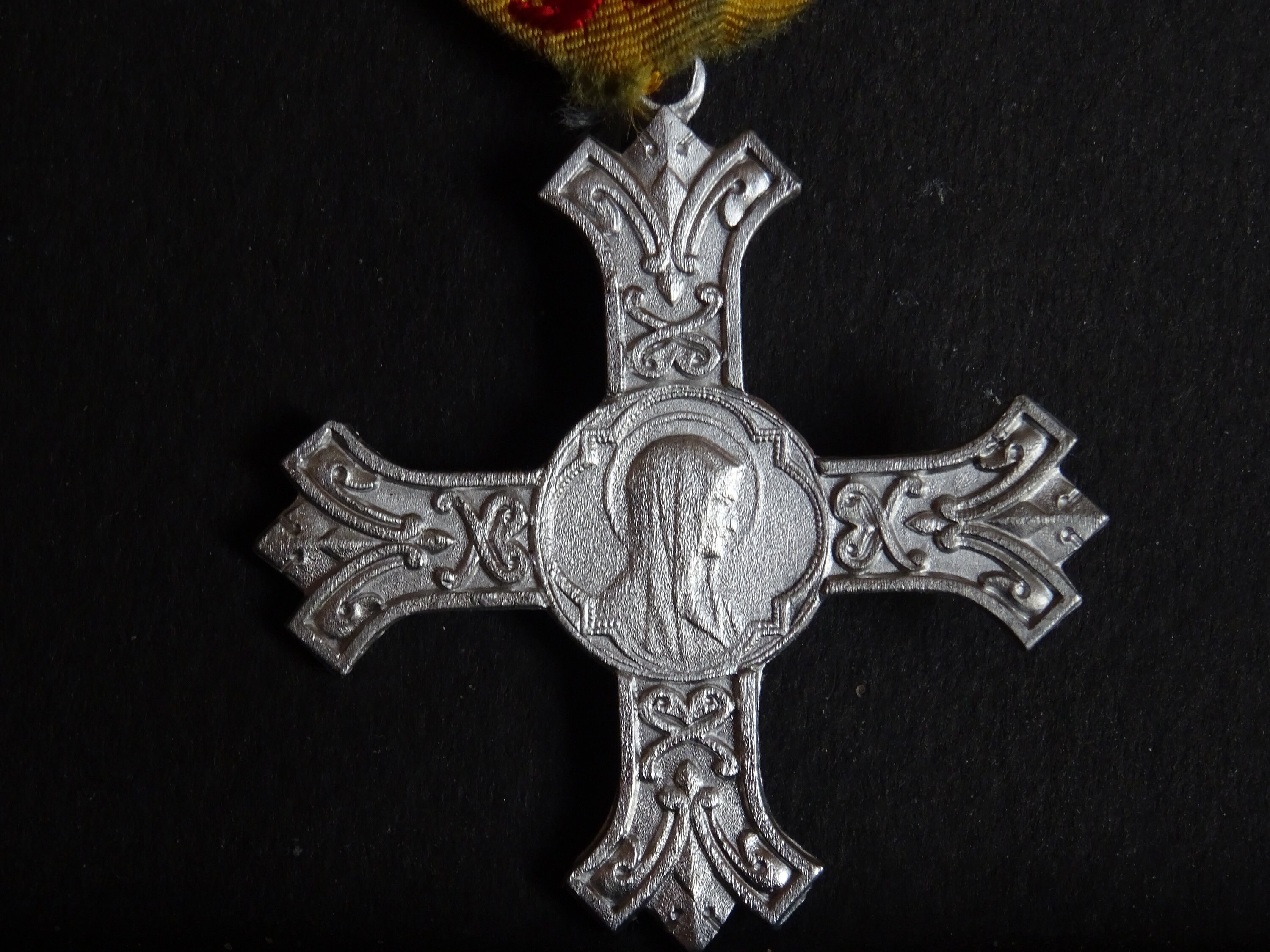 Diocèse d'arras St Omer Médaille Religieuse Vintage Saint Charme Aluminium Ruban Plié