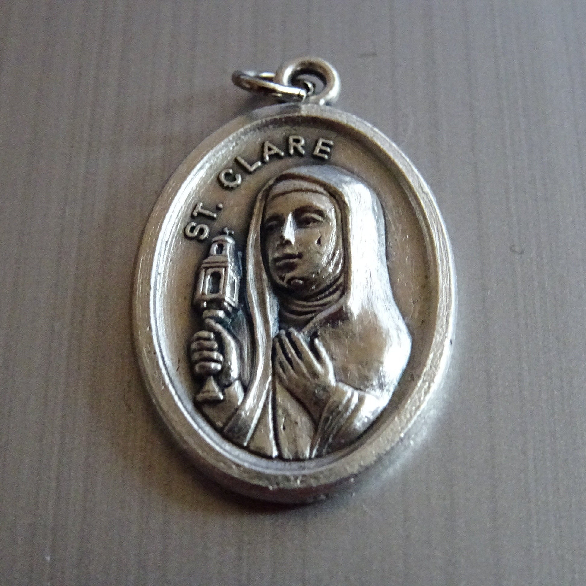 Claire d'assise Était Une Sainte Italienne. Elle A Fondé L'ordre Des Pauvres Dames, Médaille Pendent