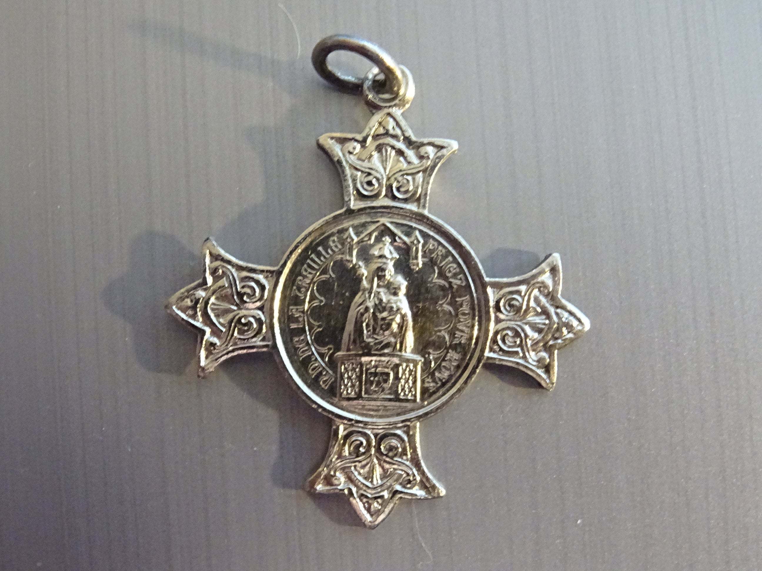 Notre-Dame-De-La-Treille de Lille. Pendentif Antique en Croix Français Religieuse. Médaille Médaillo