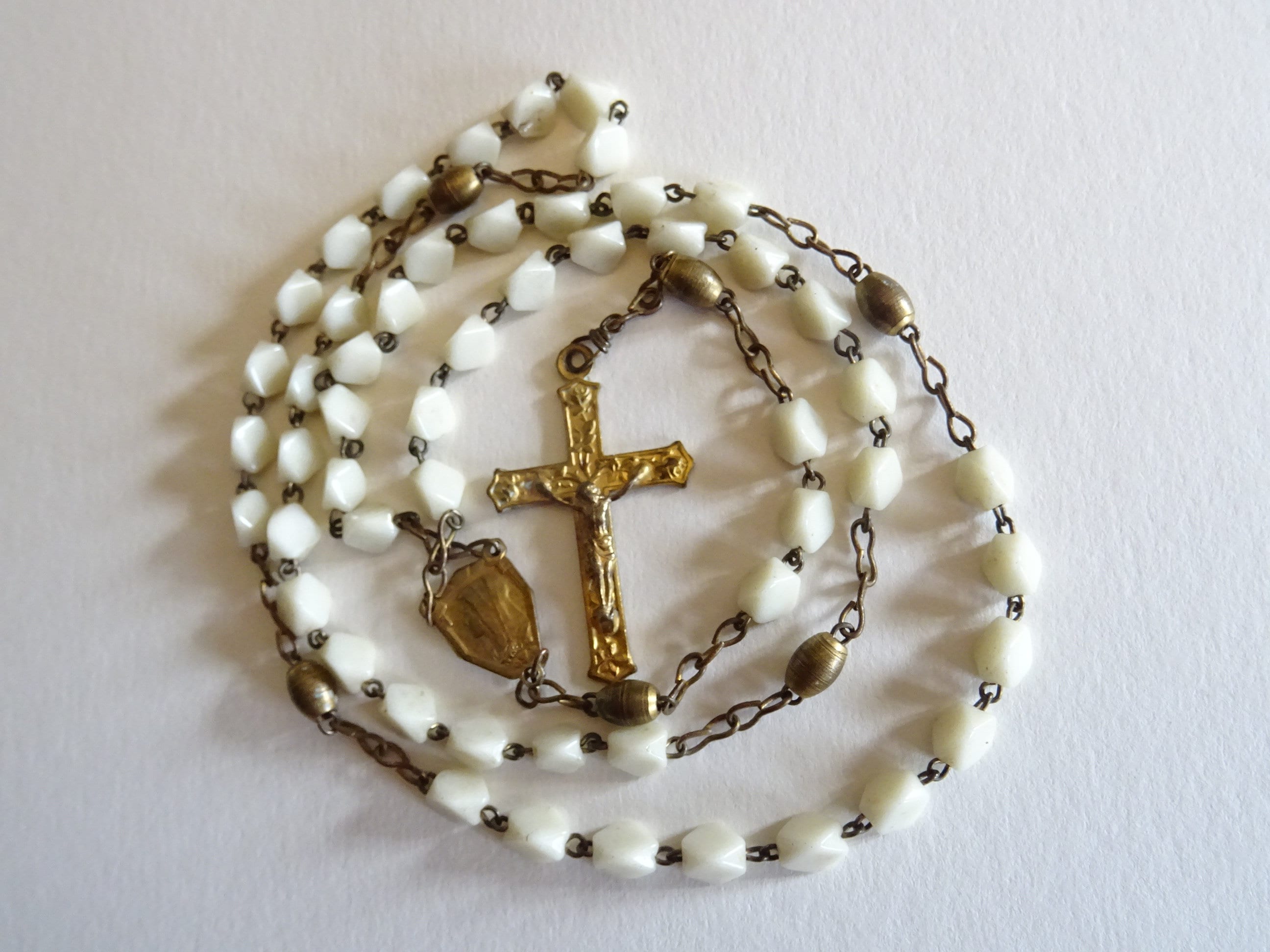Rosaire Sans Cou. Antique White Shell Beads Gold Color Cross & Center Virgin Mary Leather Case B 706