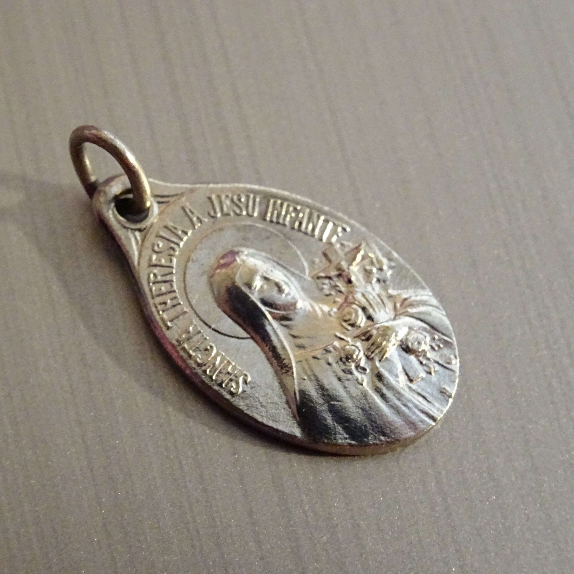 Sainte Thérèse, Rare, Roses Pluvieuses/Pendentif Médaillon à Médaille Religieuse Saint Charme D 350