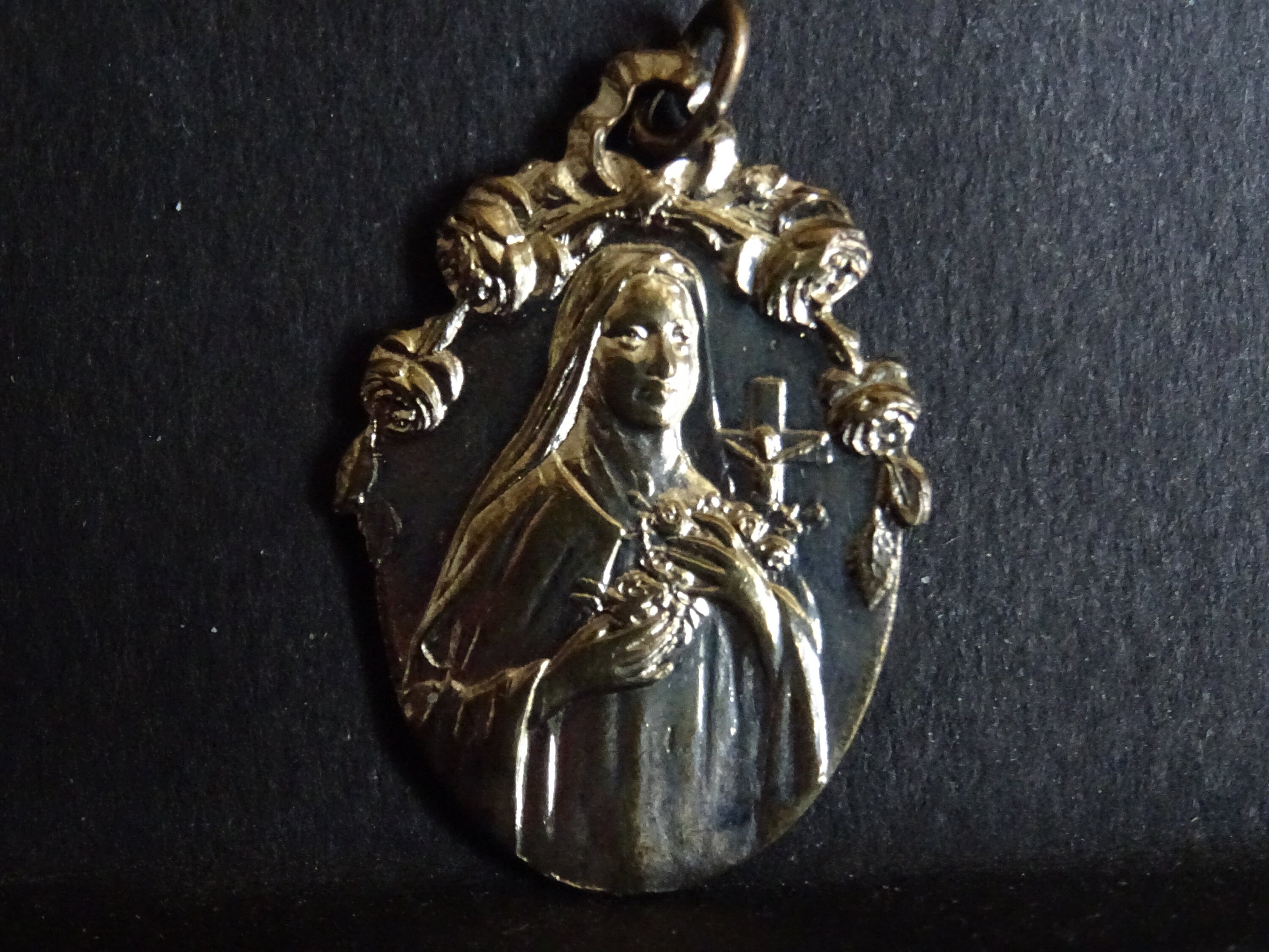 Art Nouveau Sainte Thérèse Raining Roses Français Médaillon Pendent Holy Charm