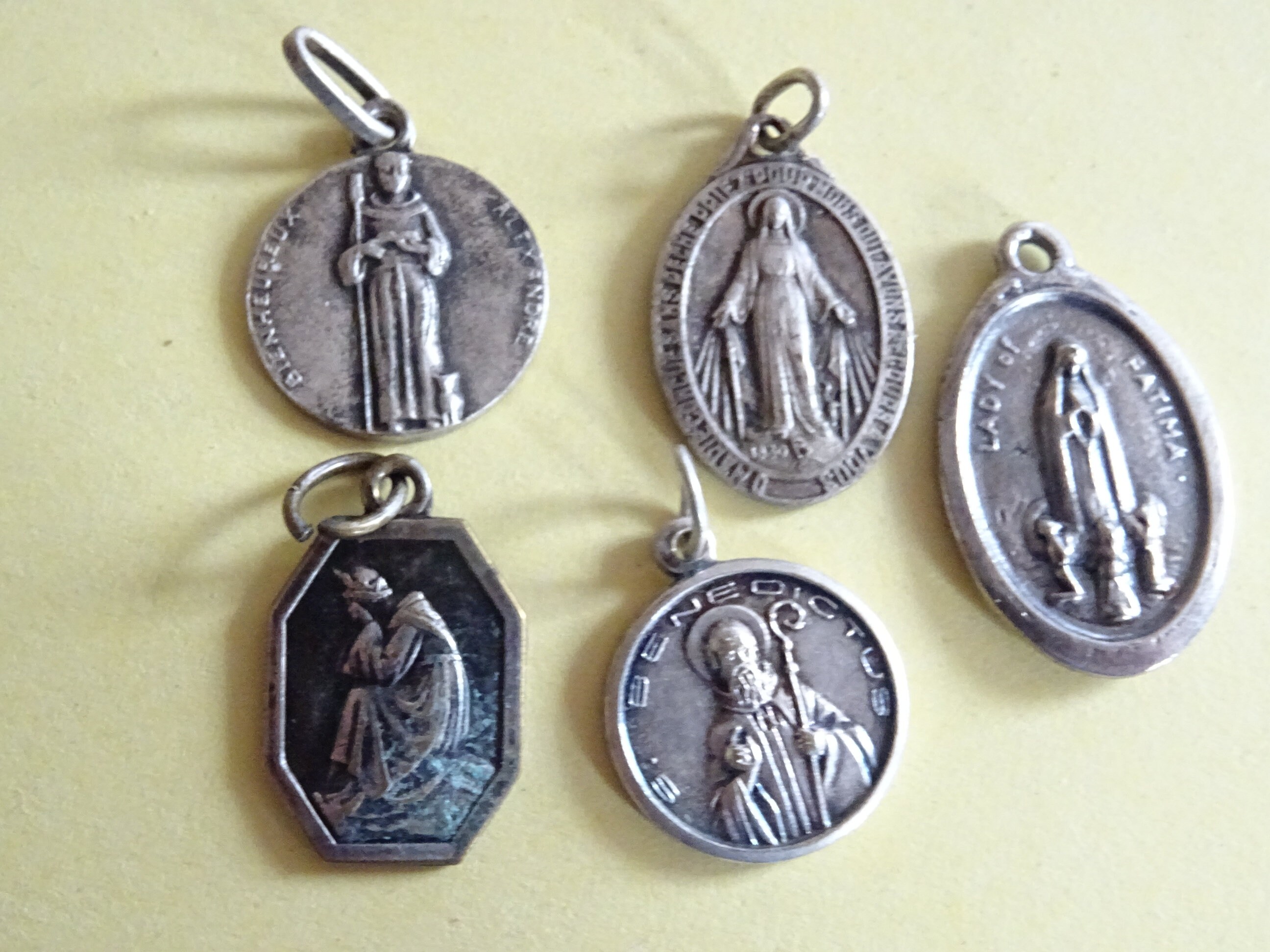 Lot 5 Millésime . Notre-Dame de Fatima. Miraculeux. Benoît. Médaille Salette Holy Charm Pendentif Mé