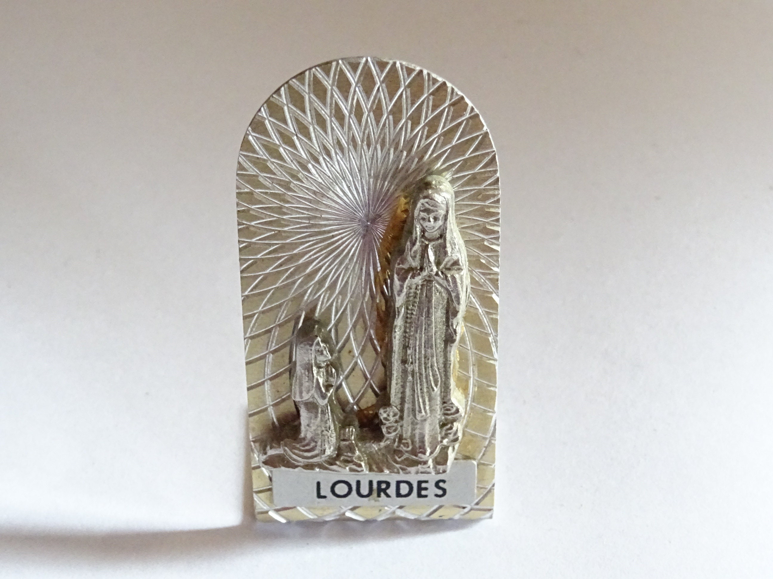 Grotte de Lourdes Lieu Des Apparitions La Vierge Marie. sur Une Statue Stand. Autel Voyage B 703