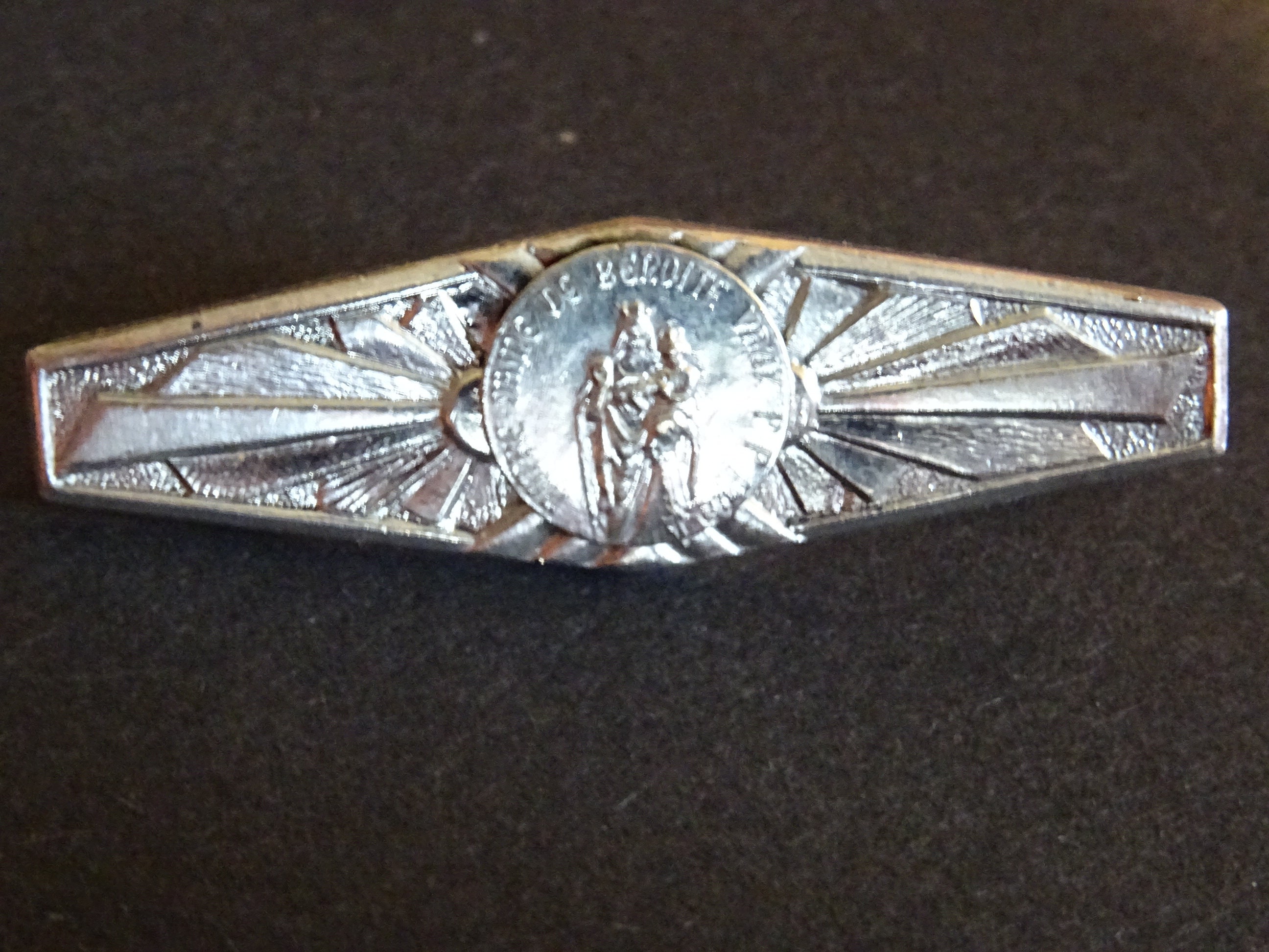 Notre-Dame de Benoite ou Vallée La Bénédiction. Vintage Français Médaillons Broche Pin B 942