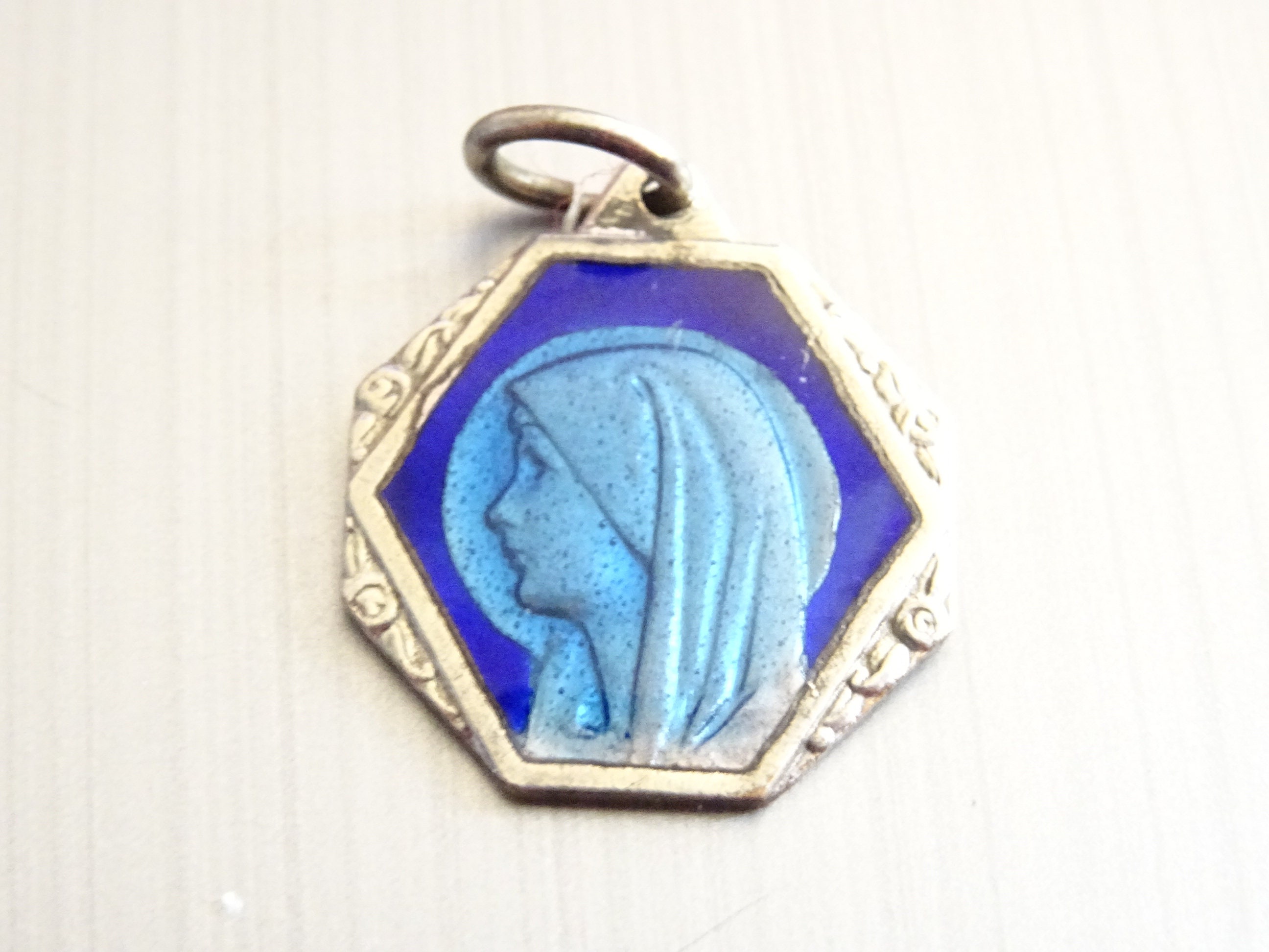 Vierge Marie. Émail. Antique Religieux Français Pendentif Médaille Saint Charme B 674