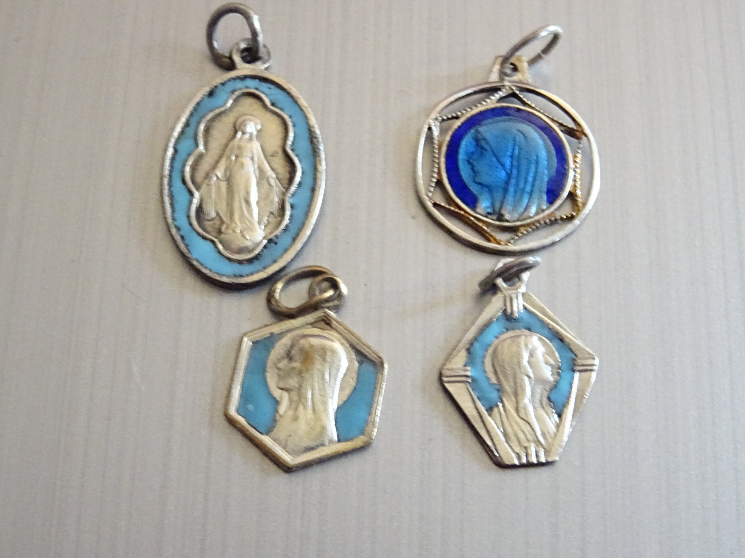Lot 4 Vierge Marie. Miraculeux. Vintage Français Petit Émail Holy Charm Medal Pendentif Médaillon Mé