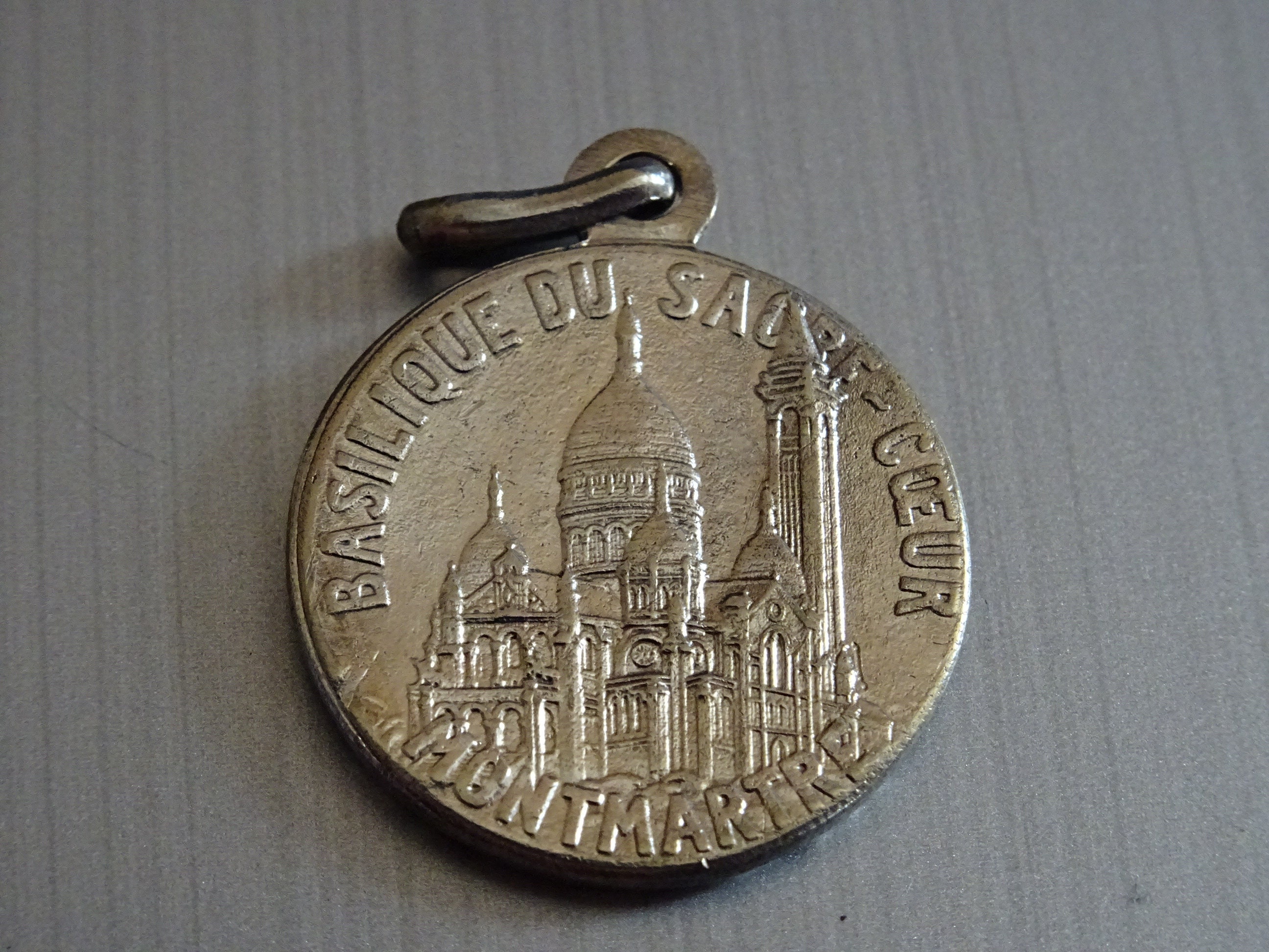 Notre-Dame de Montmartre. Pendentif Catholique Antique Médaillon Saint Charme B 130