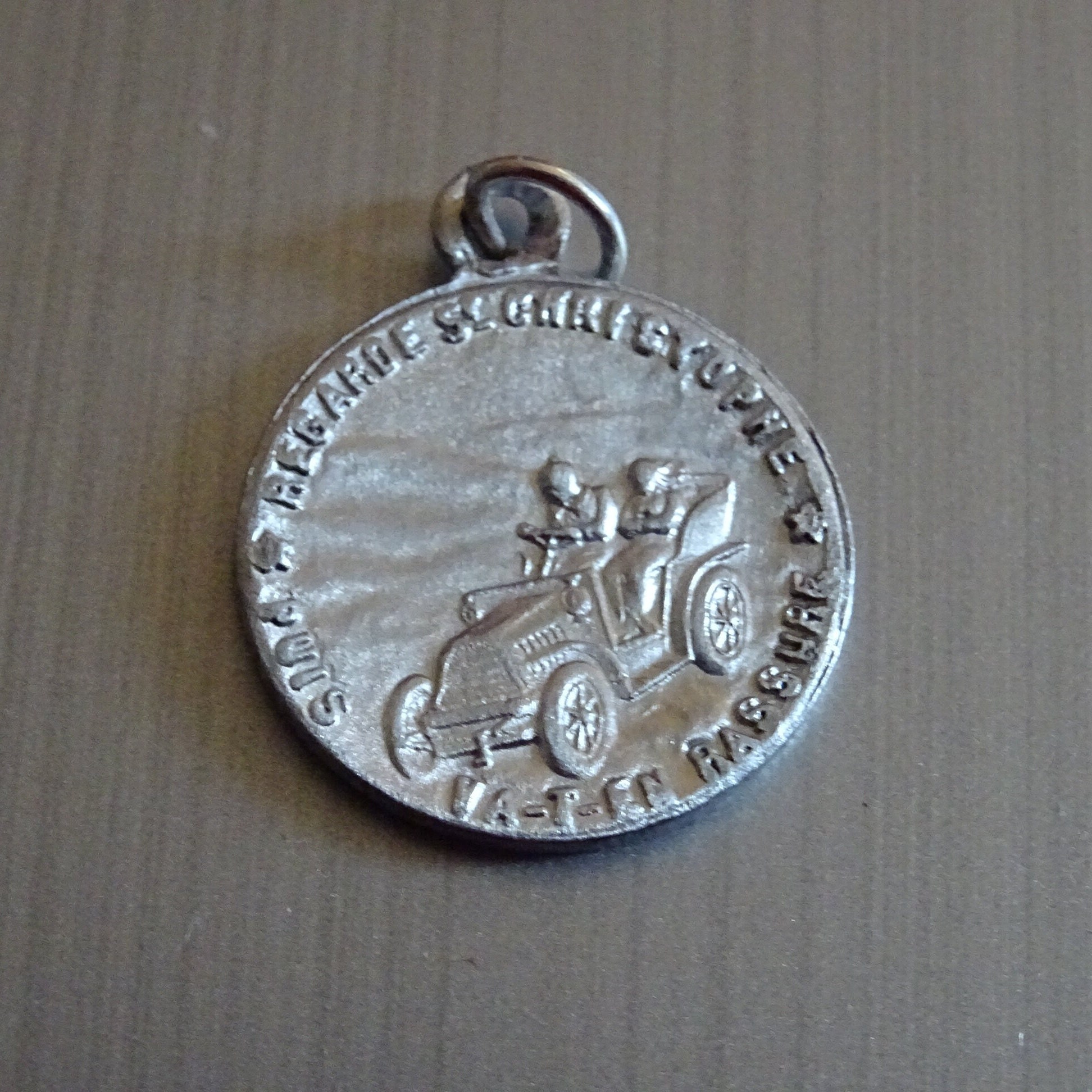 Saint-Christophe et Voiture Ancienne. Petit. Médaille Pendente Saint Charme B 976