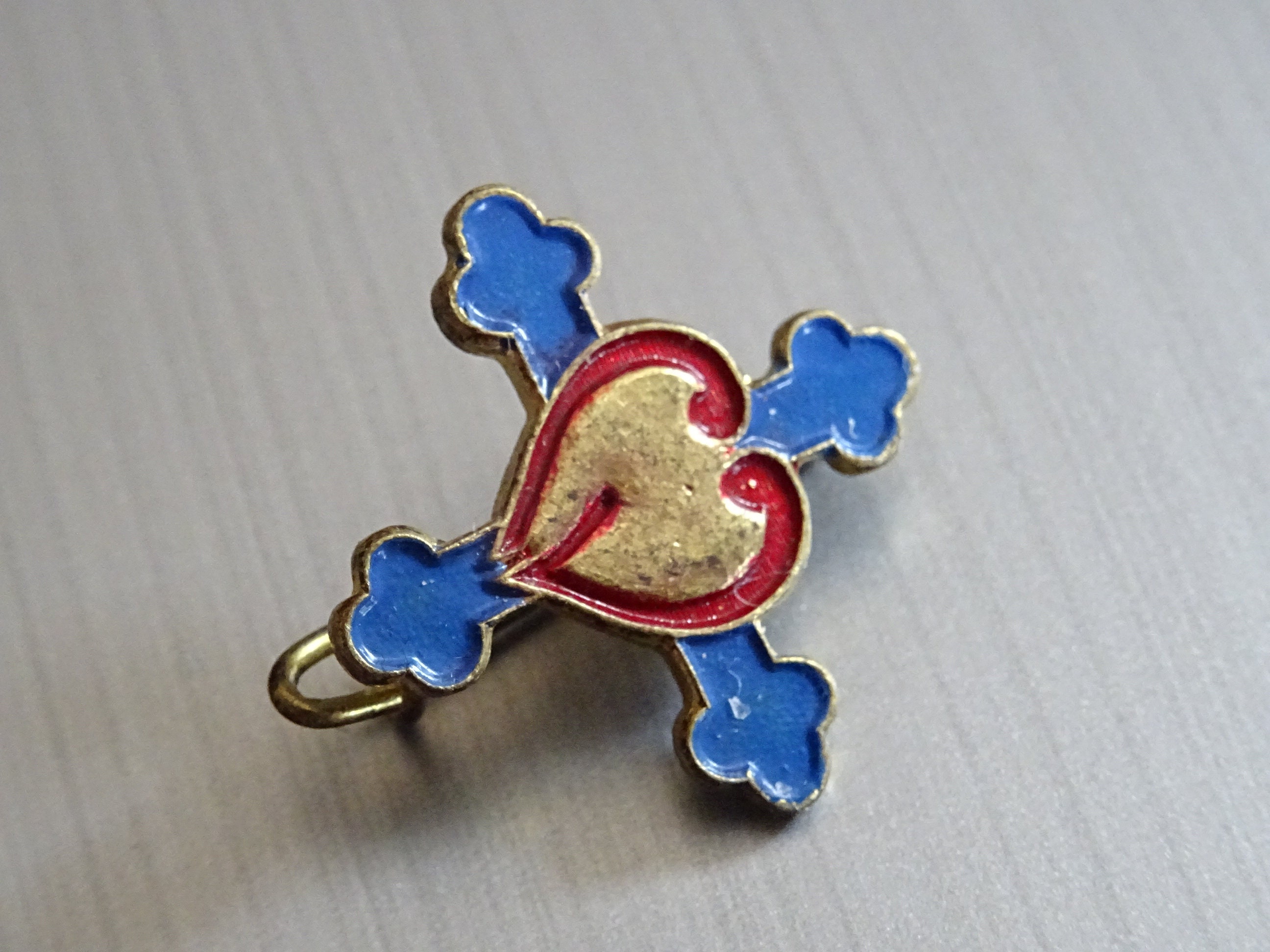 Broche Émail Rouge Bleu Or Croix Du Cœur. Saint Charme P 809