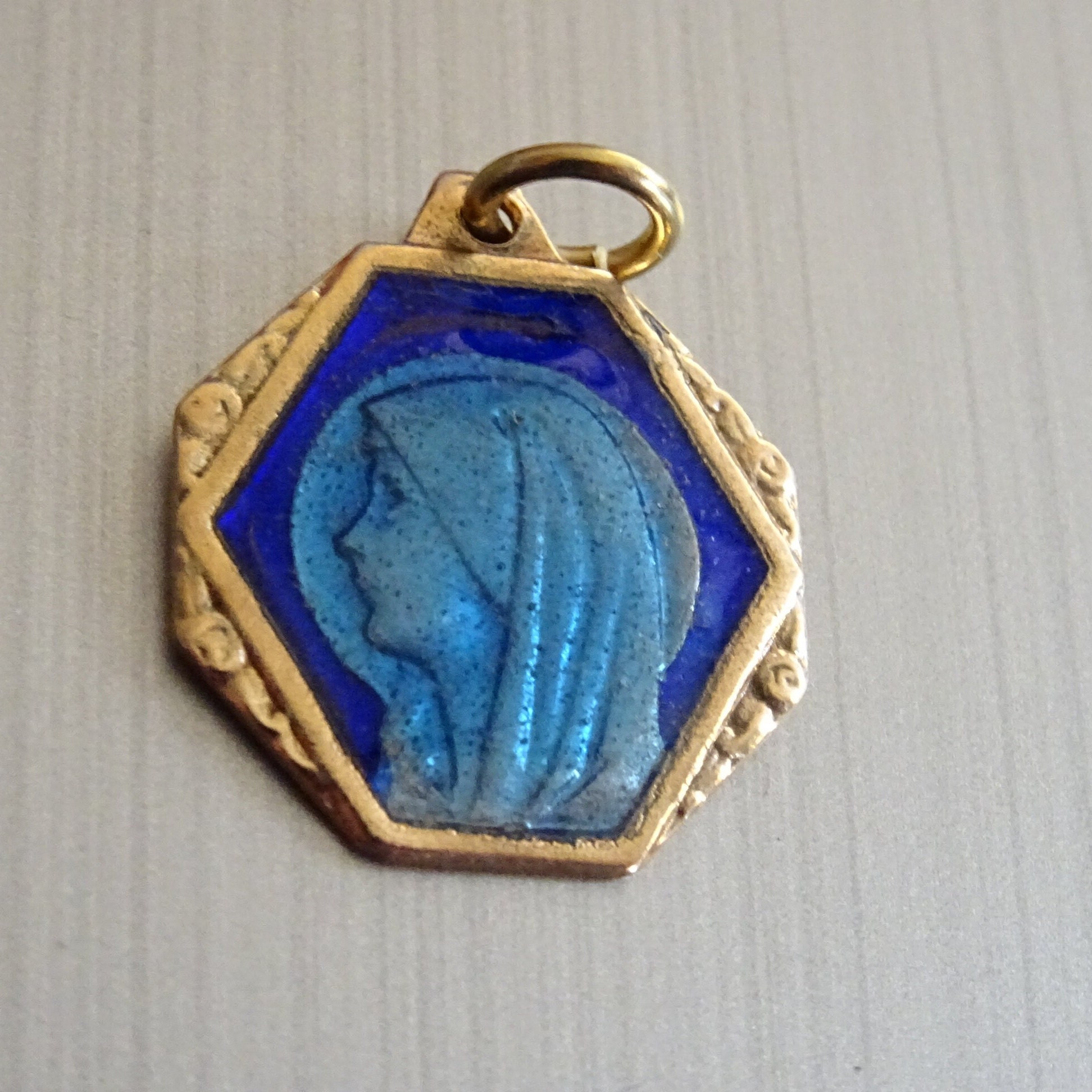 Vierge Marie. Émail. Couleur Or. Antique Religieux Français Pendentif Médaille Saint Charme B 676