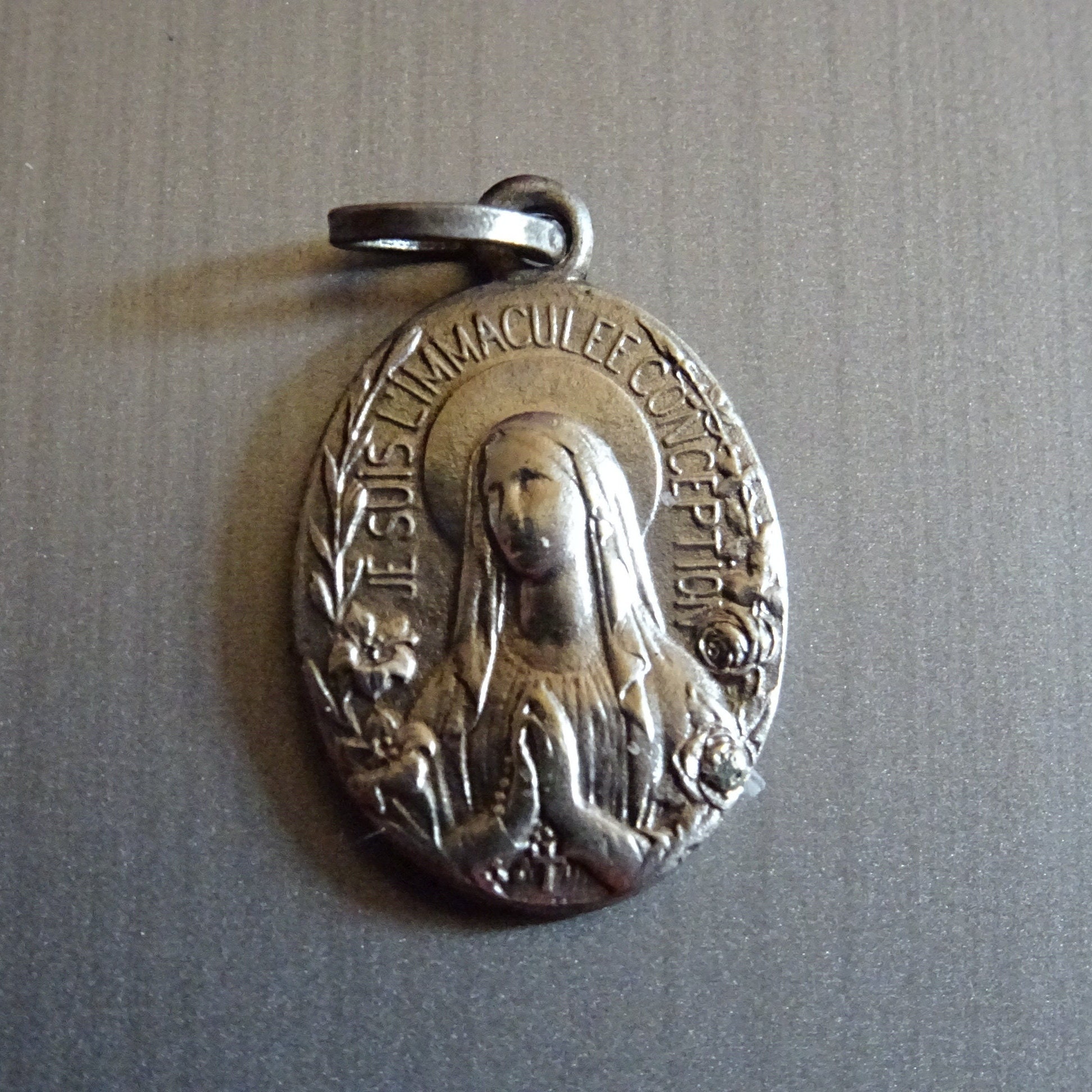 Vierge Marie. Vintage Religieux Français Pendentif Médaillon Saint Charme B 790