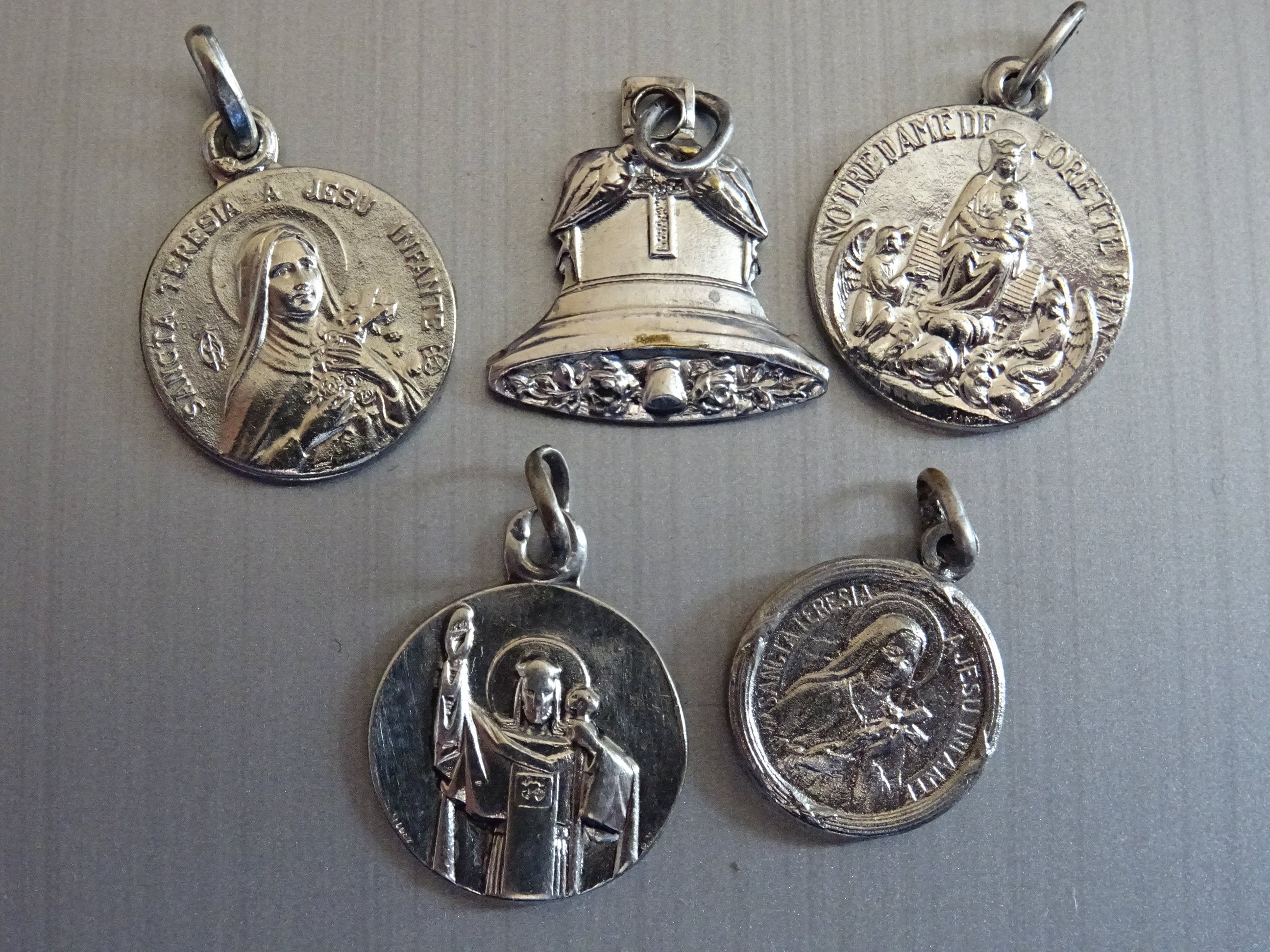 Lot 5 Petit. Cloche. Croix d'épines, Sainte Thérène. Vintage Français Silver Holy Charm Medal Penden