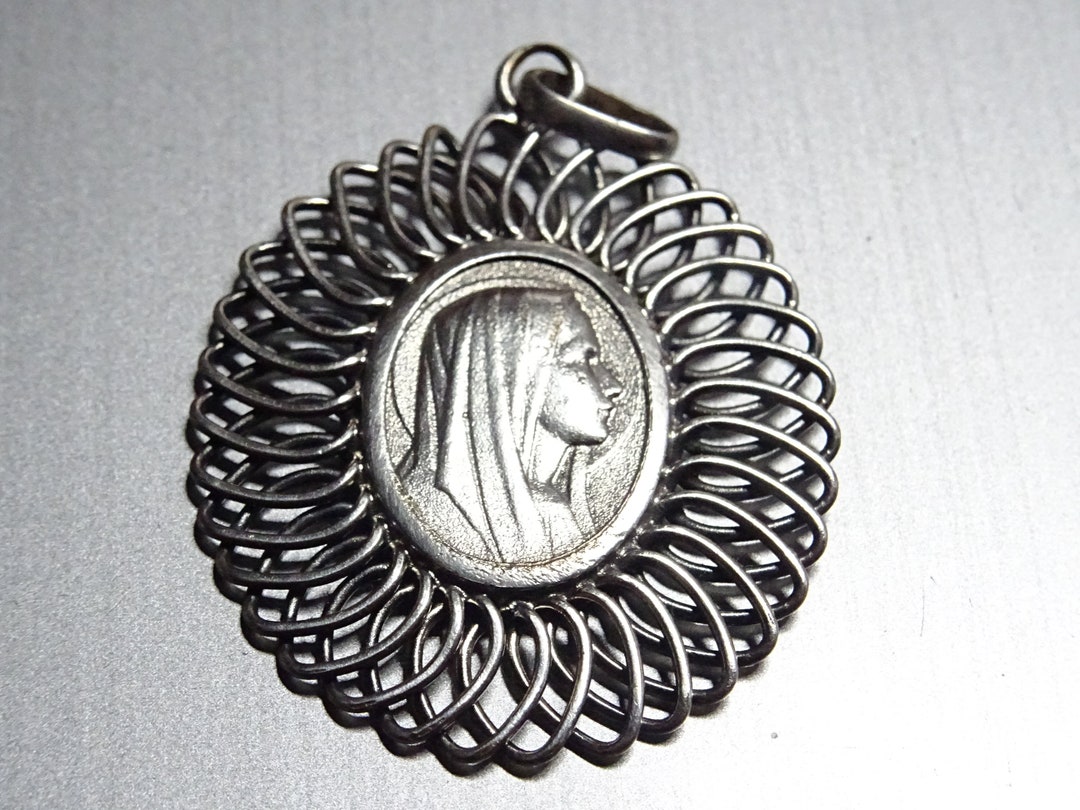 * vintage medallion ✵ オーバルの メダリオン マリアさま 聖母マリア ワイヤー サラウンド ペンダント、メダリオン ホーリー
