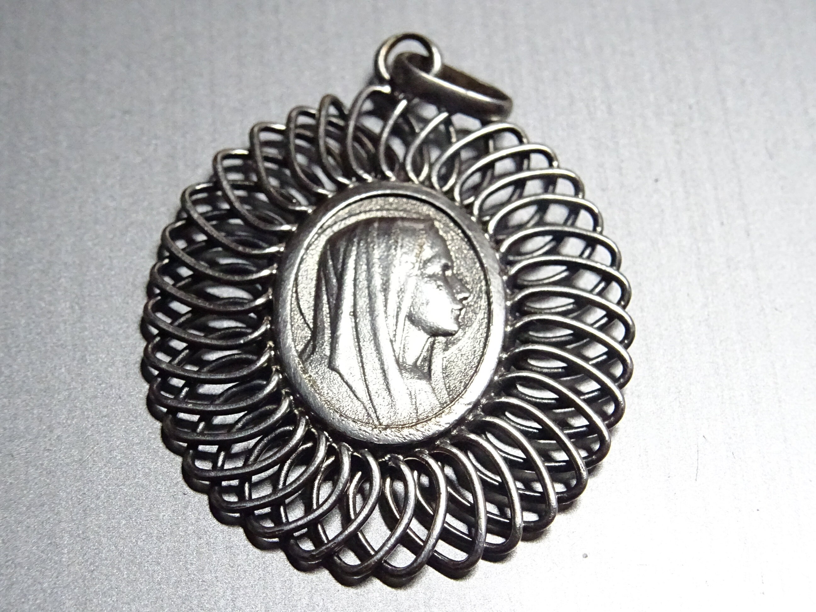* vintage medallion ✵ オーバルの メダリオン マリアさま 聖母マリア ワイヤー サラウンド ペンダント、メダリオン ホーリー