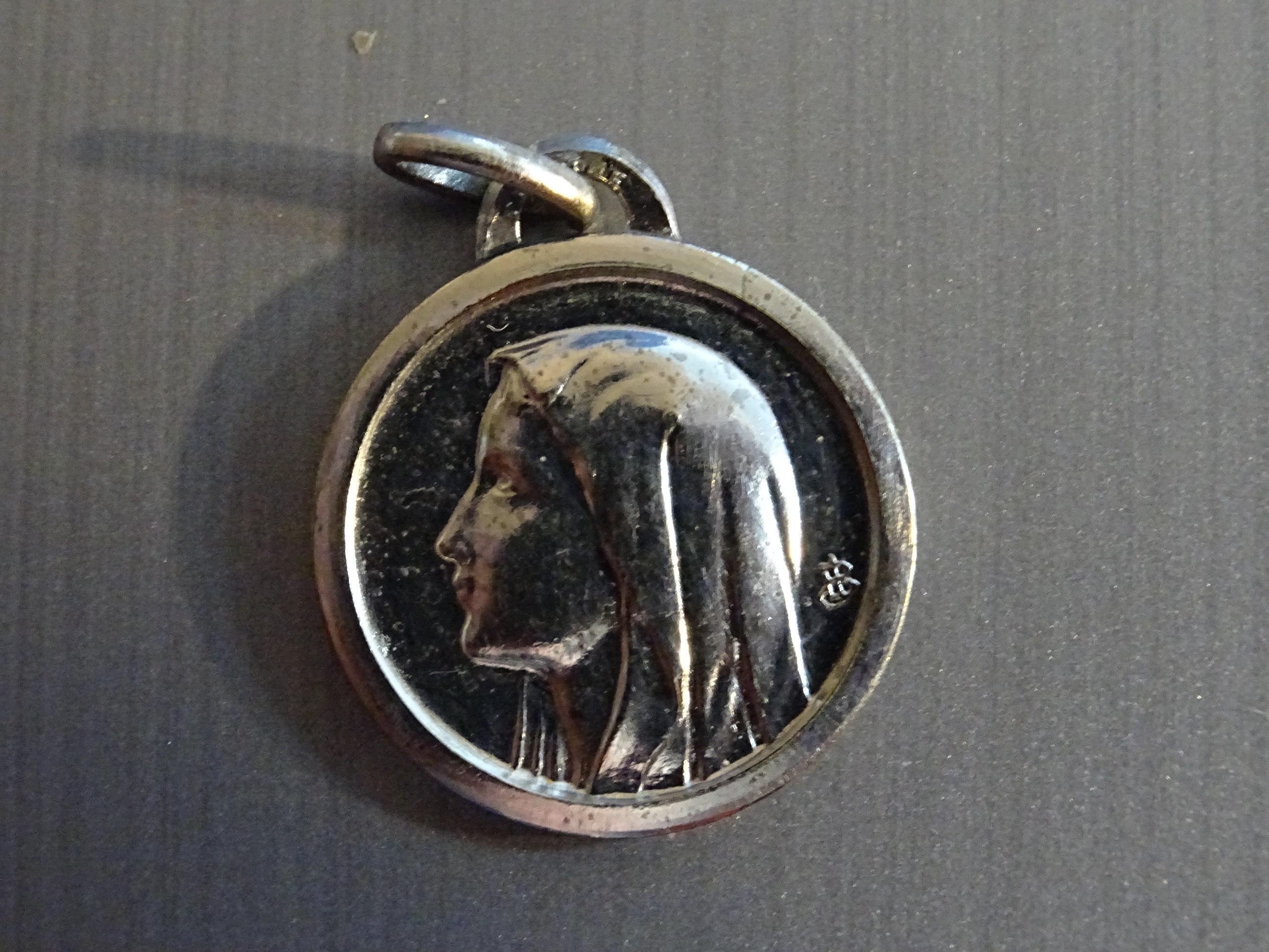 Vierge Marie. Signé Jb. Pendentif Français Religieux Antique. Médaille Médaillon Saint Charme B 591