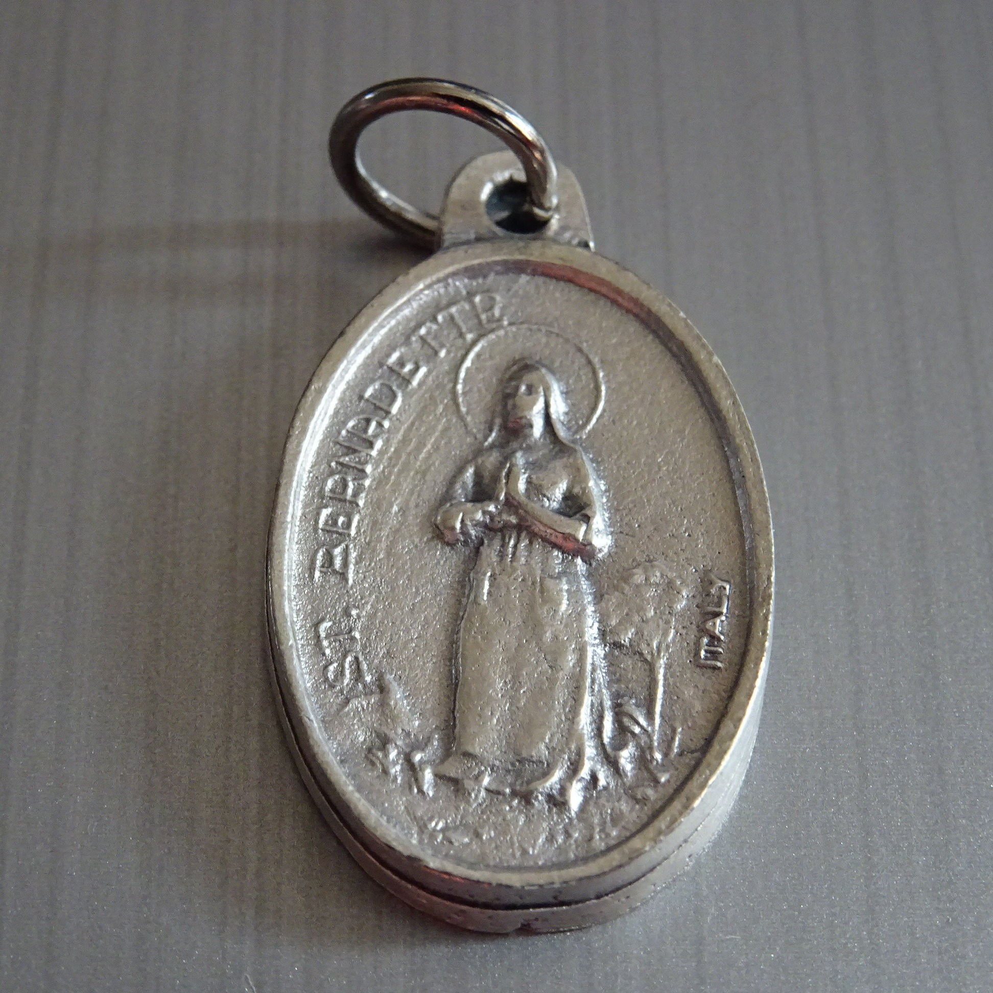 Sainte Bernadette . Grotte de Lourdes Lieu Des Apparitions La Vierge Marie. Médaille d'argent Médail