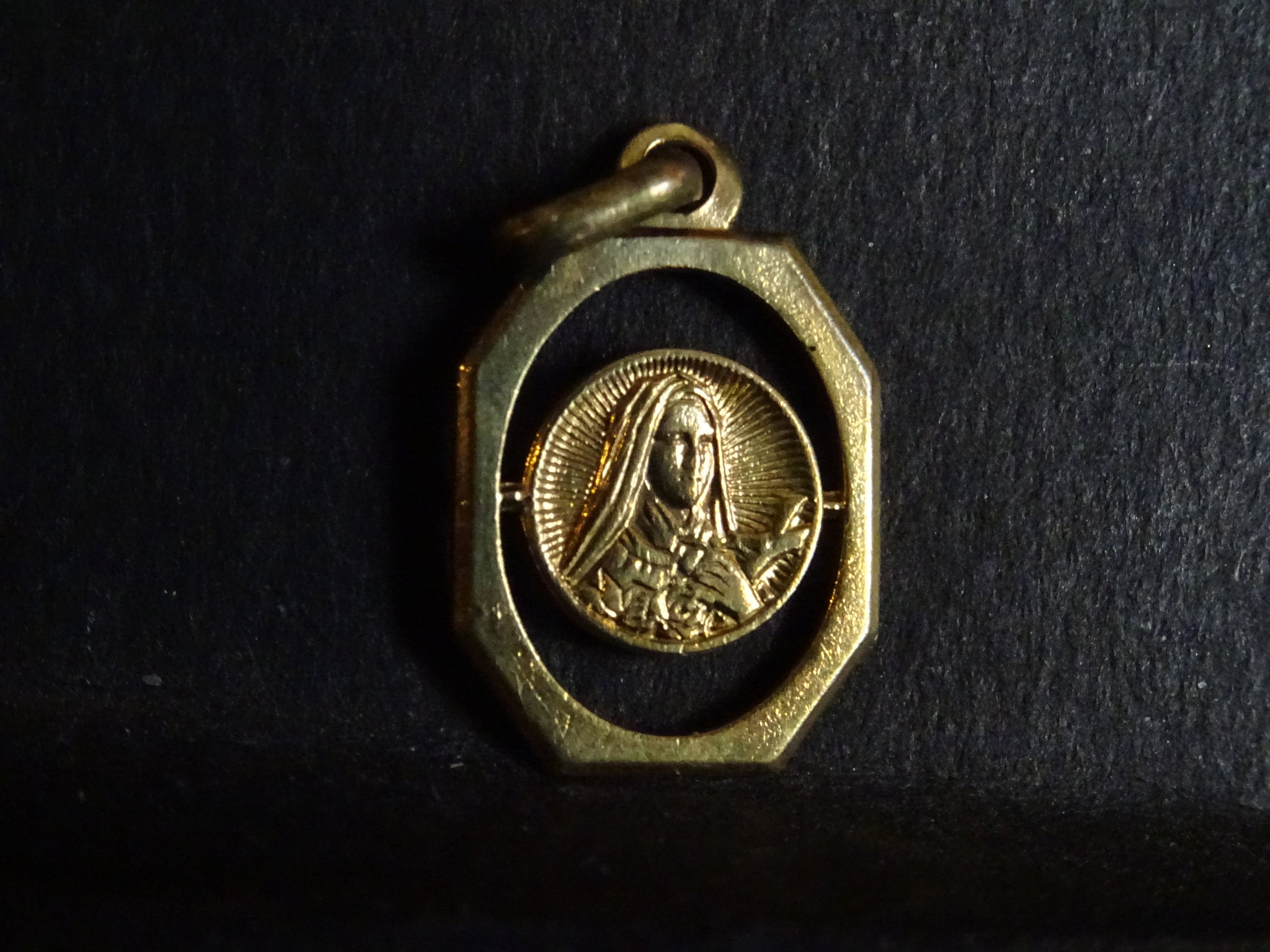 Saint-Thérèse Découpe Français Médaille de Médaillon Couleur Or Saint Charme