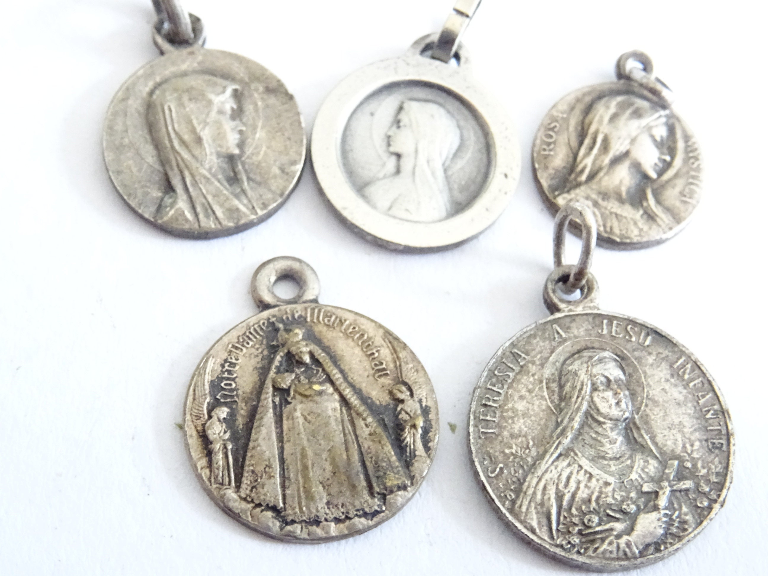 Lot 5 Millésime Français. Notre-Dame Maranatha. St Vianney. Sainte Thérèse. Marie. Médaille Holy Cha