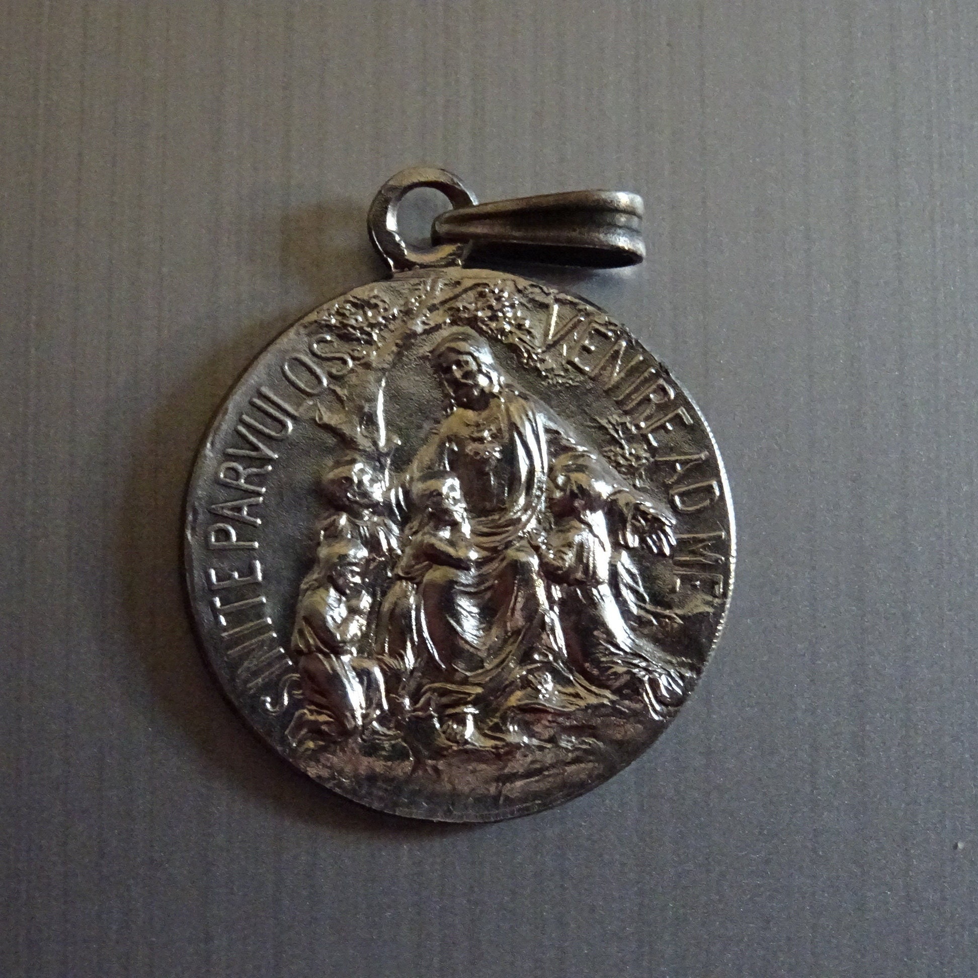 Permettez Aux Petits de Venir à Moi. Viens Ton Royaume. Latin Sinite Parvulos Venire Ad Me. Médaillo