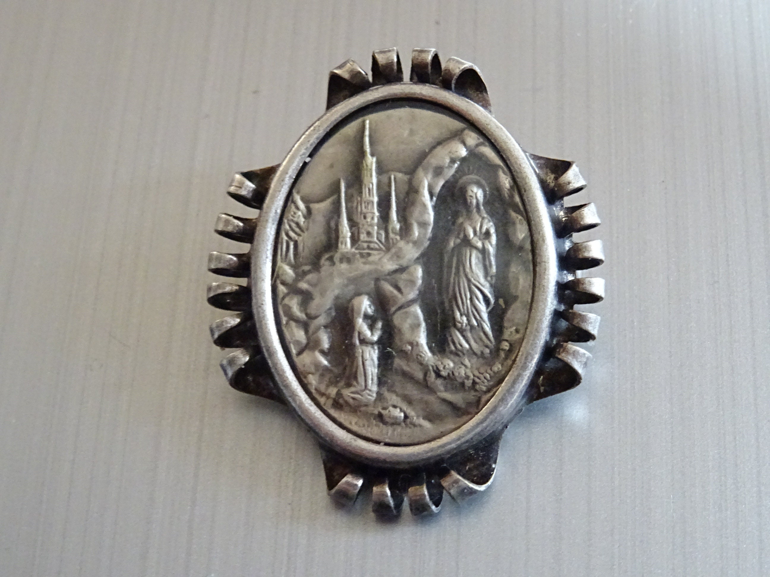 Grotte de Lourdes Lieu Des Apparitions La Vierge Marie. Broche. Vintage Religieux Saint Charme B 770