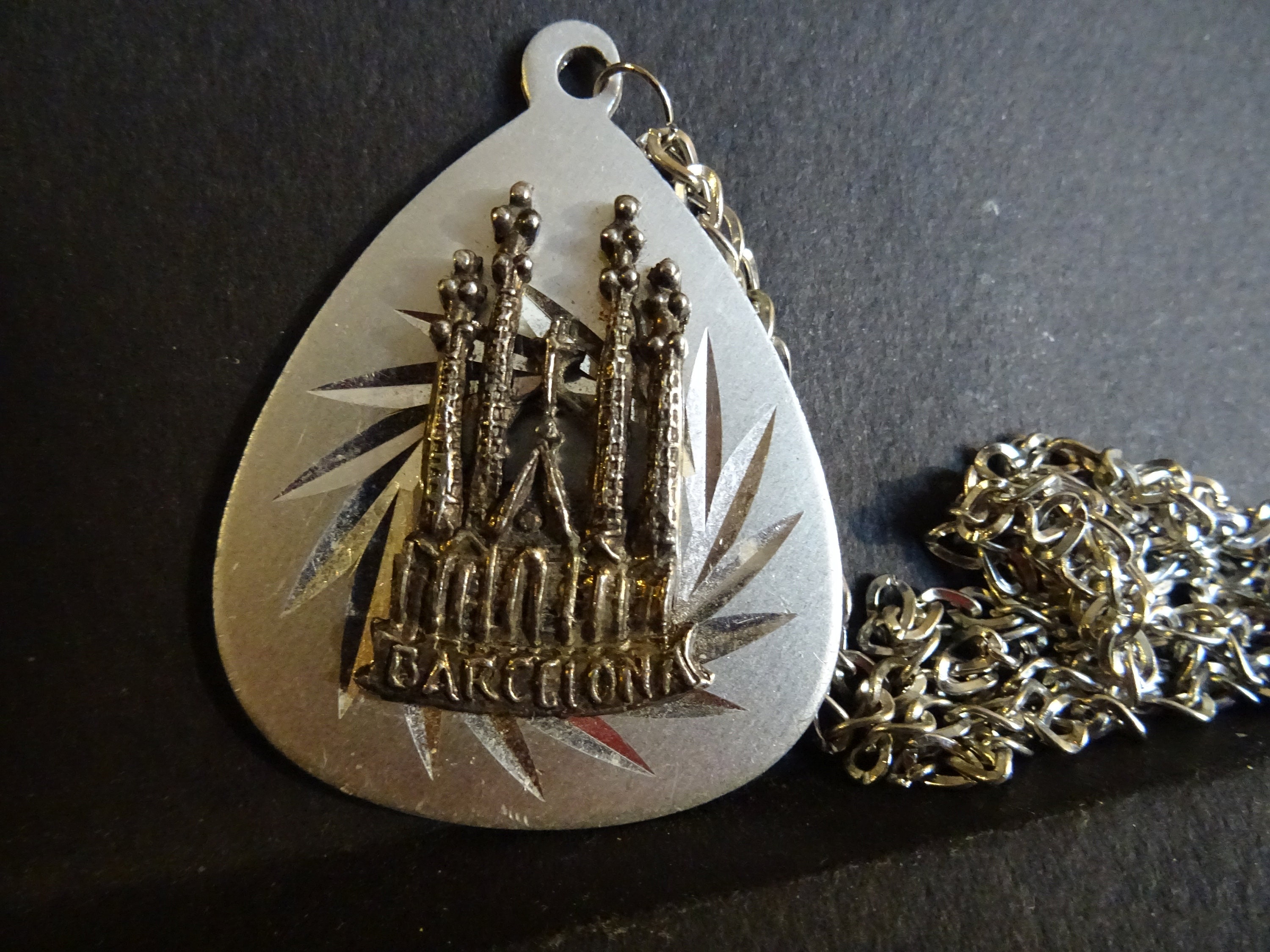 Cathédrale de Barcelone avec Le Médaillon Religieux Antique Chaîne Médaille Charme Saint