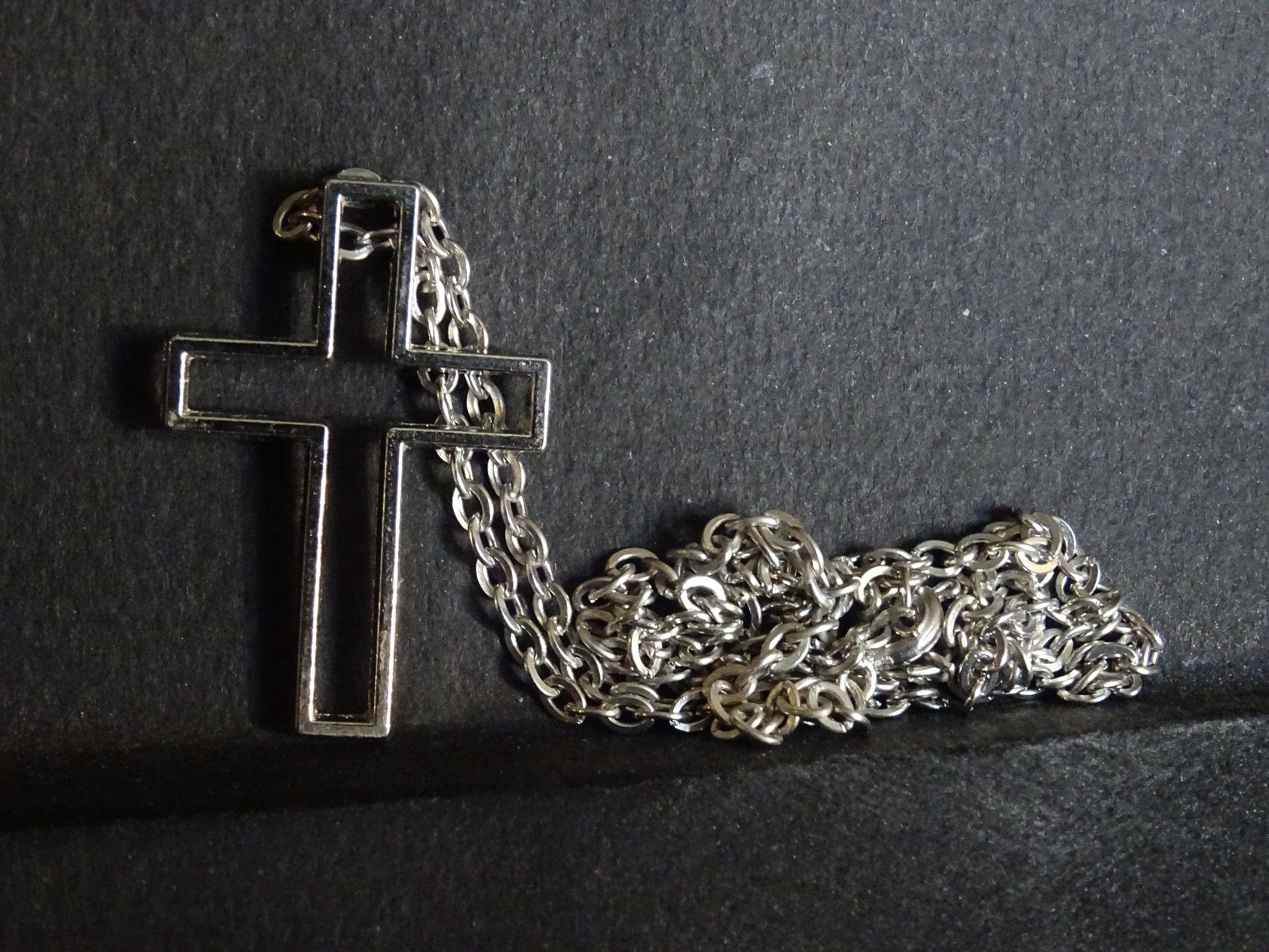 Croix avec Le Médaillon Sacré de Charme Pendentif Chaîne