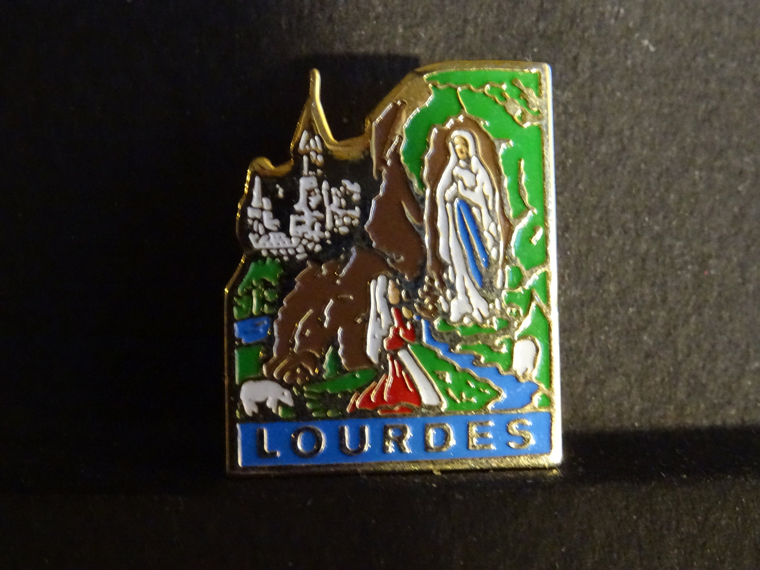 médaille en émail pin, broche, insigne français sanctuaire de lourdes, pèlerinage catholique,