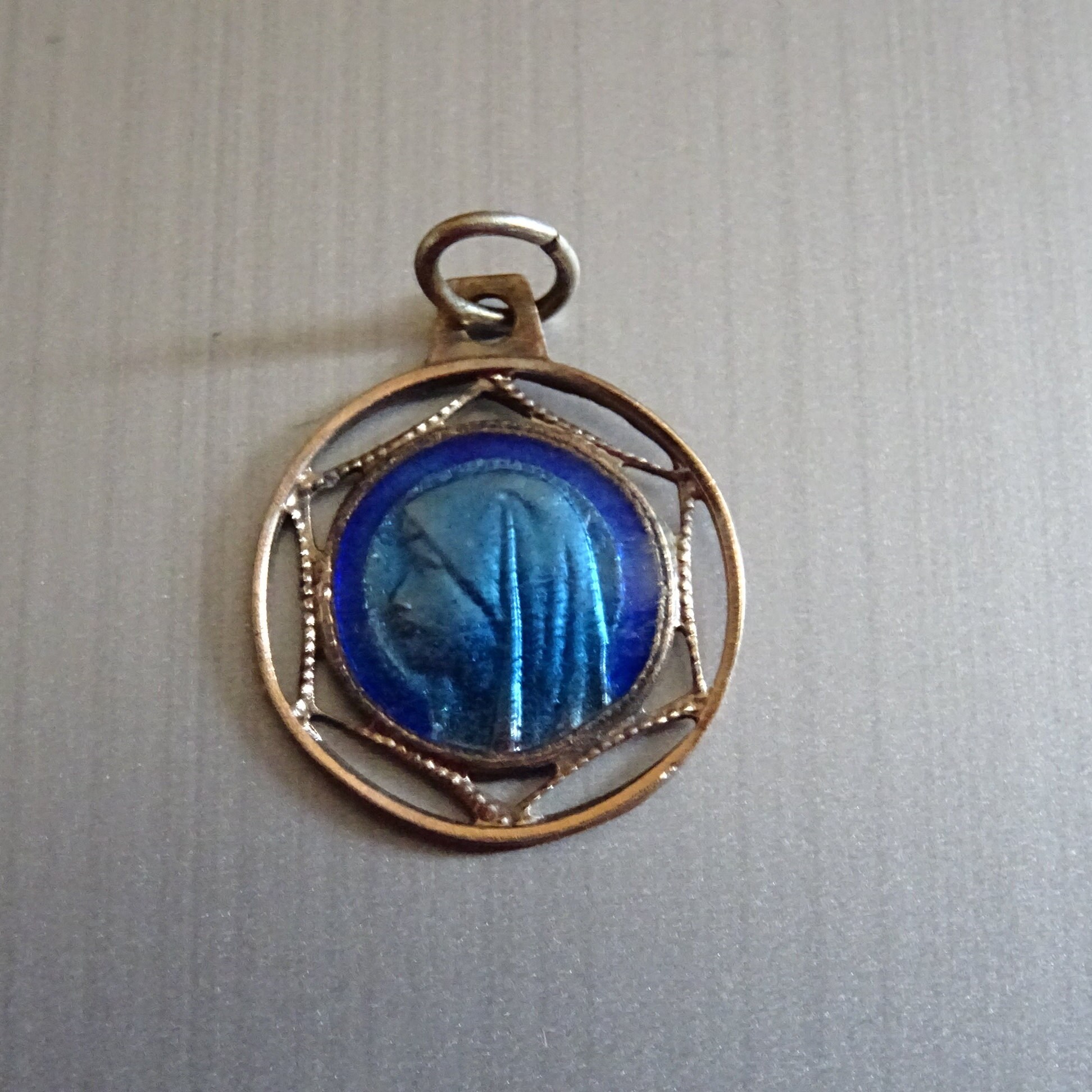 Virgin Mary Émail Or Bleu Couleur. Vintage Religieux Français Pendentif Médaillon Saint Charme B 777