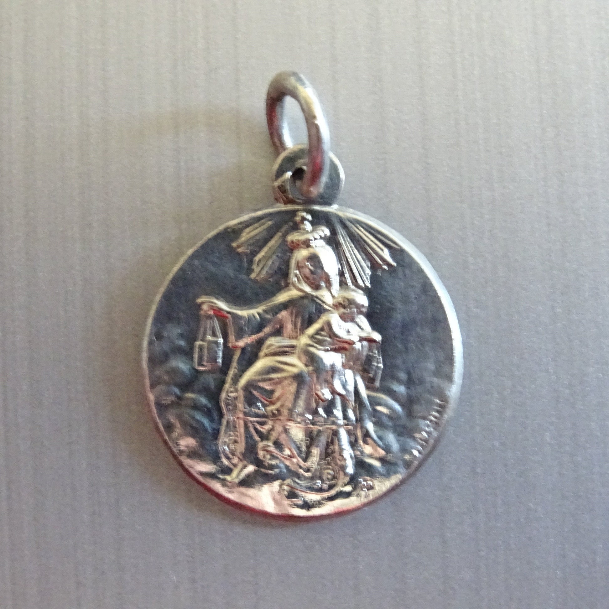 Notre Dame Carmel Signé Lasserre Médaille d'argent Religieuse Saint Charme Pendent Vintage B 371