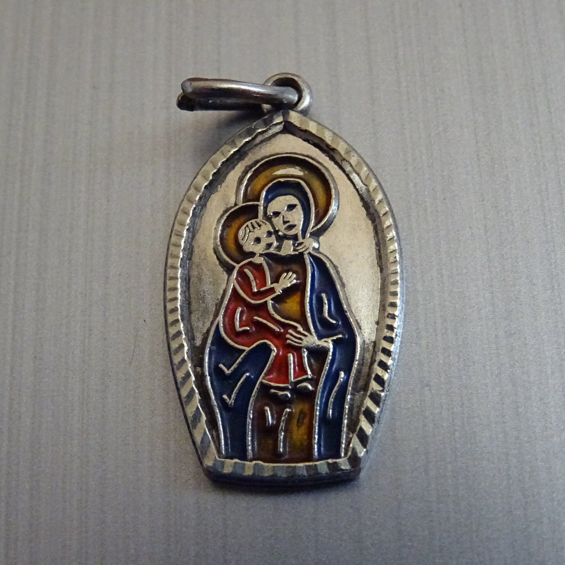Sainte Marie et Jésus. Émail. Millésime. Médaille. Pendentif. Médaillon. Saint Charme D 283
