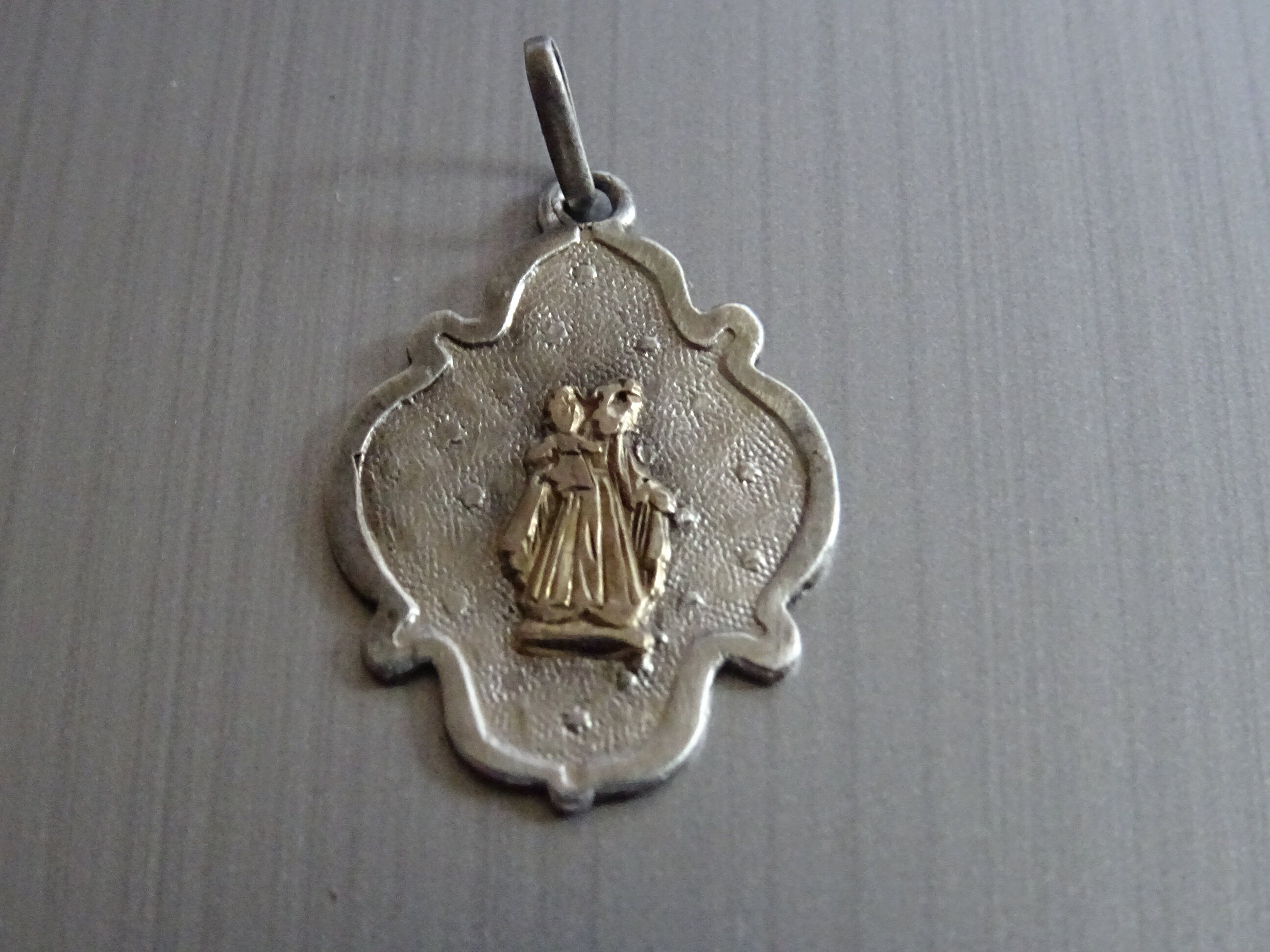 Antique Art Nouveau Notre-Dame de Bon Secours. Couleur Argent et Or. Pendent Medal Médaille Holy Cha