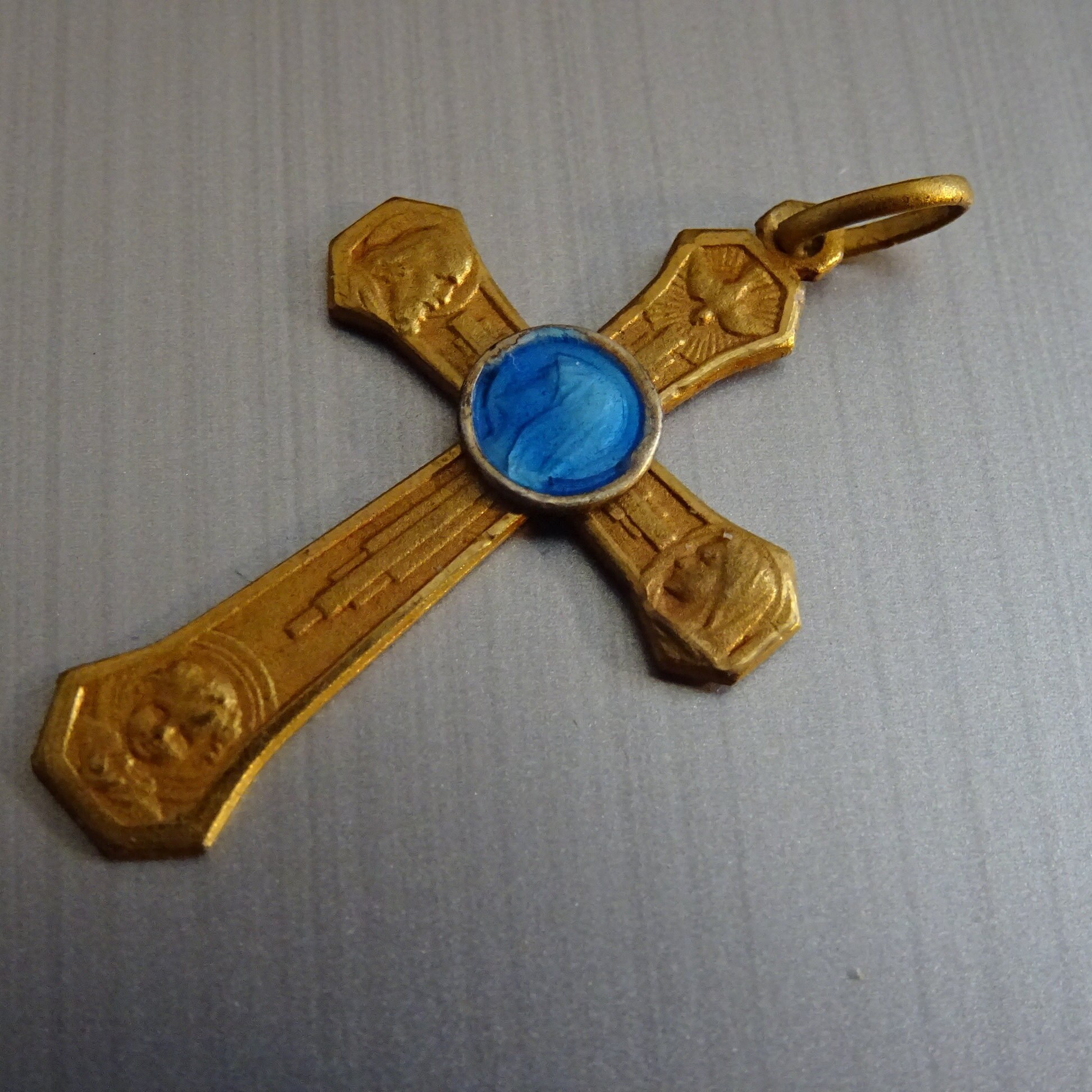 Sainte Vierge Marie. Sainte Croix de La Paix. Émail. Couleur Or. Médaille Vintage Pendentif Catholiq