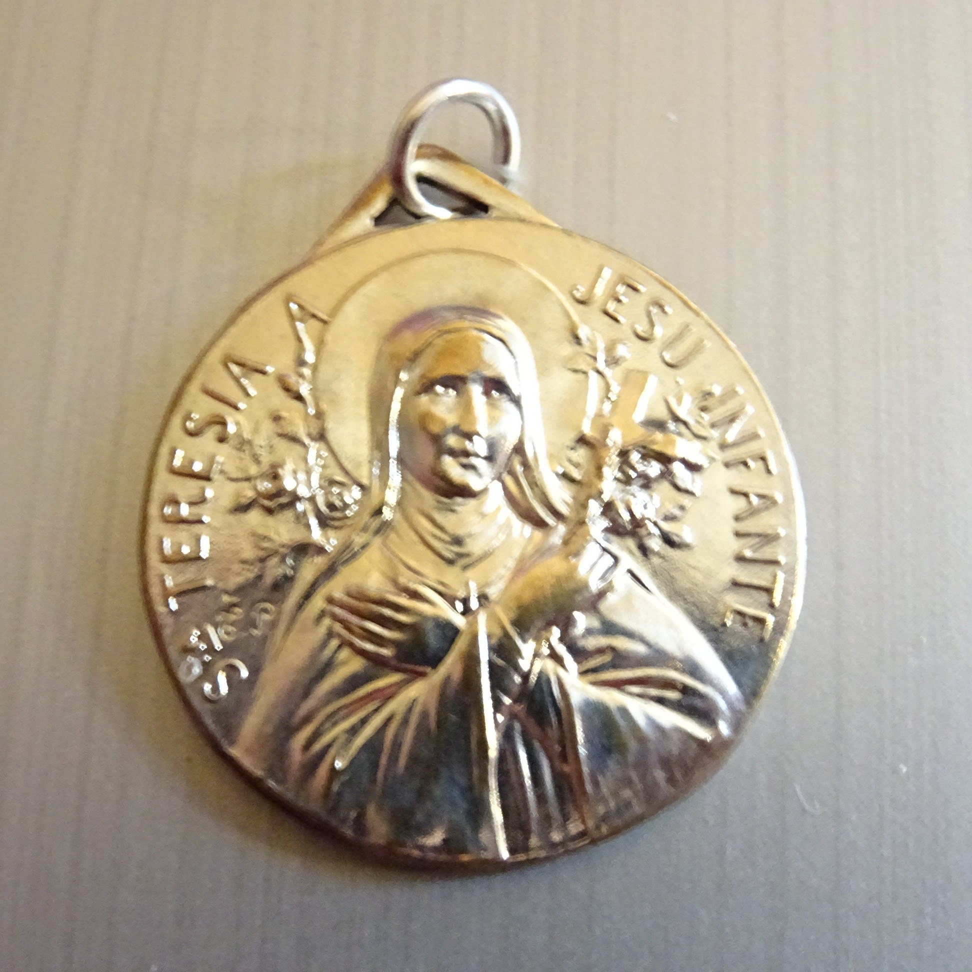 Sainte Thérèse Large. Signé. Vintage Religieux Français Pendentif Médaillon Saint Charme B 732