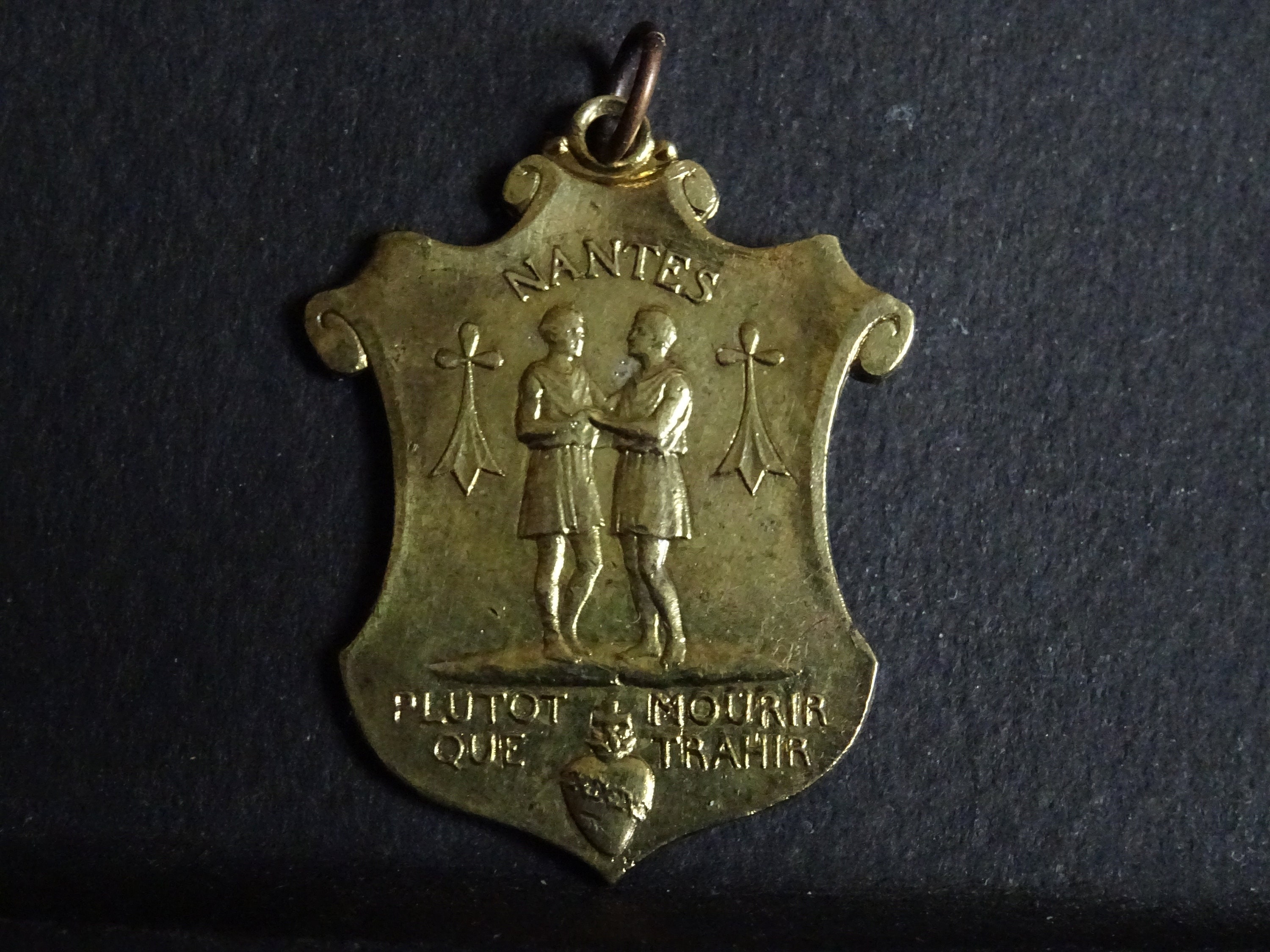 Hearts Souvenir de Nantes en France Signé Penin Antique Religious Français Silver Pendant. Médaillon