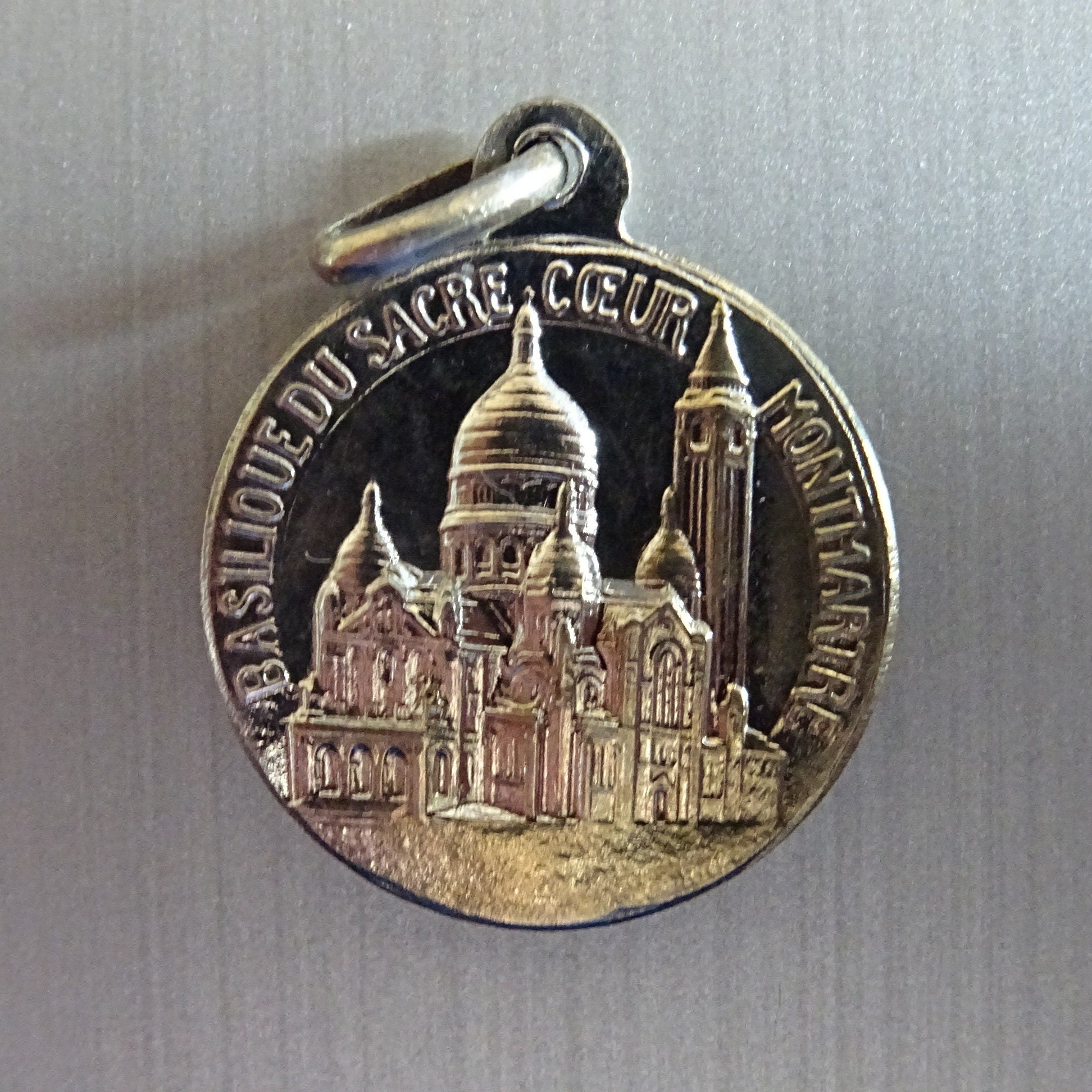 Antique Notre-Dame de Montmartre Sacré-Cœur Français. Pendentif Catholique Médaillon Saint Charme B