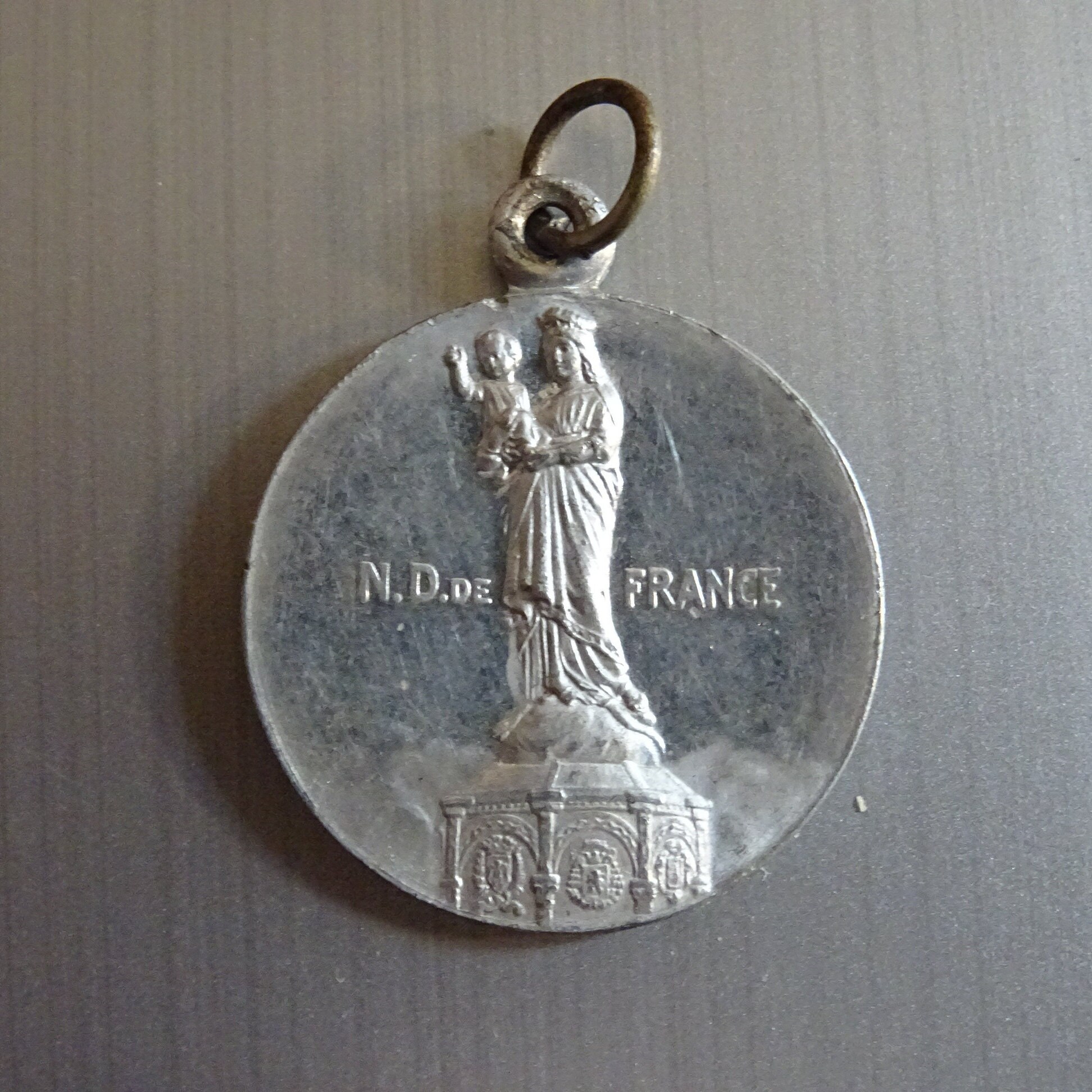 Notre-Dame de Paris. Vintage Religieux Français Pendentif Médaillon Saint Charme B 759