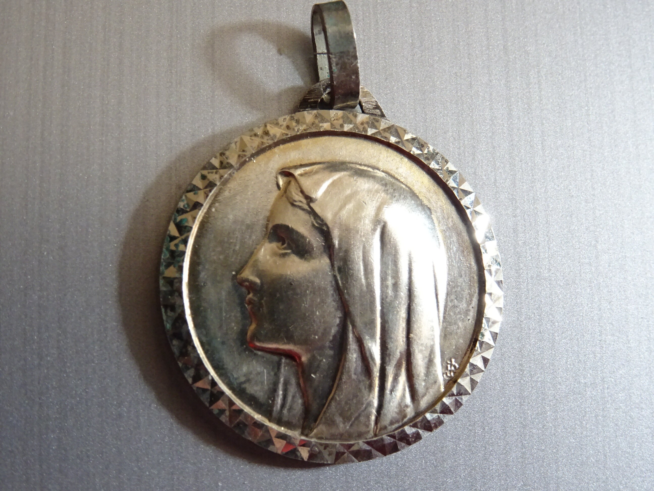 Sainte Vierge Marie. Lourdes. Bord Biseauté. Signé Jean Balme. Pendentif. Médaille Médaillon Médaill