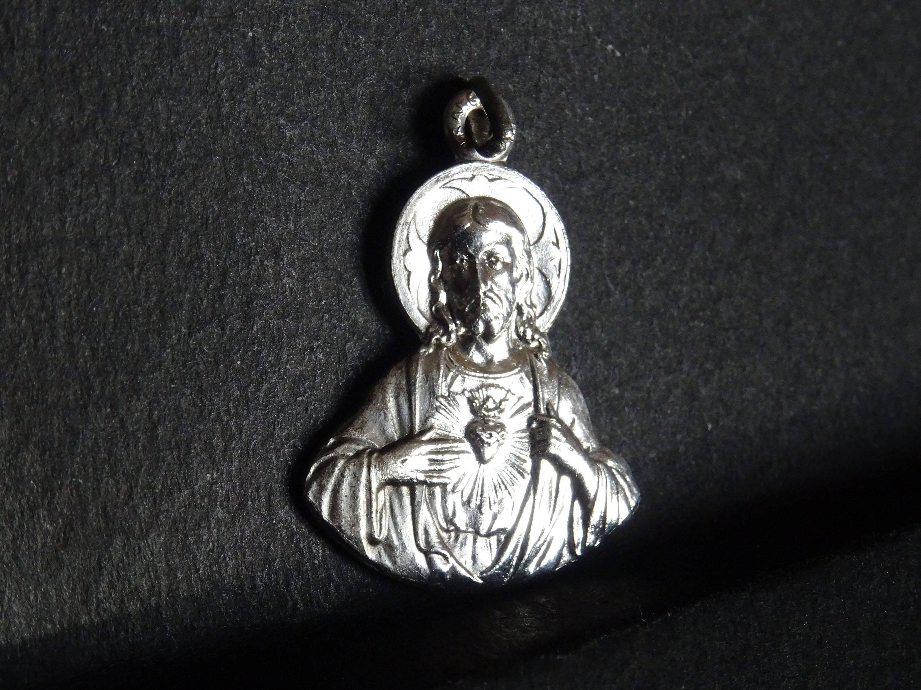 Vintage Français Souvenir de Montmartre Pendentif Argent Plaqué Argent Pendentif Saint Charme Médail