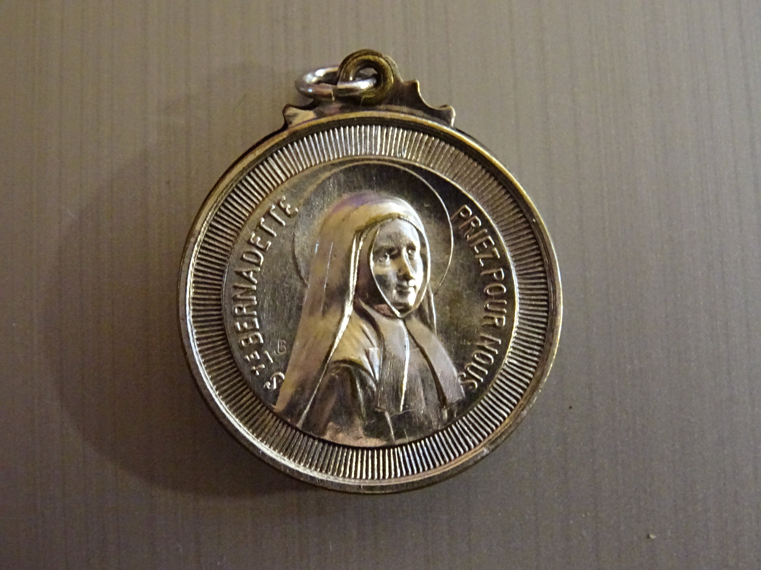 Médaillon Sainte-Bernedette. Reliquaire avec Photo. Vintage Religieux Français Pendentif Médaillon S