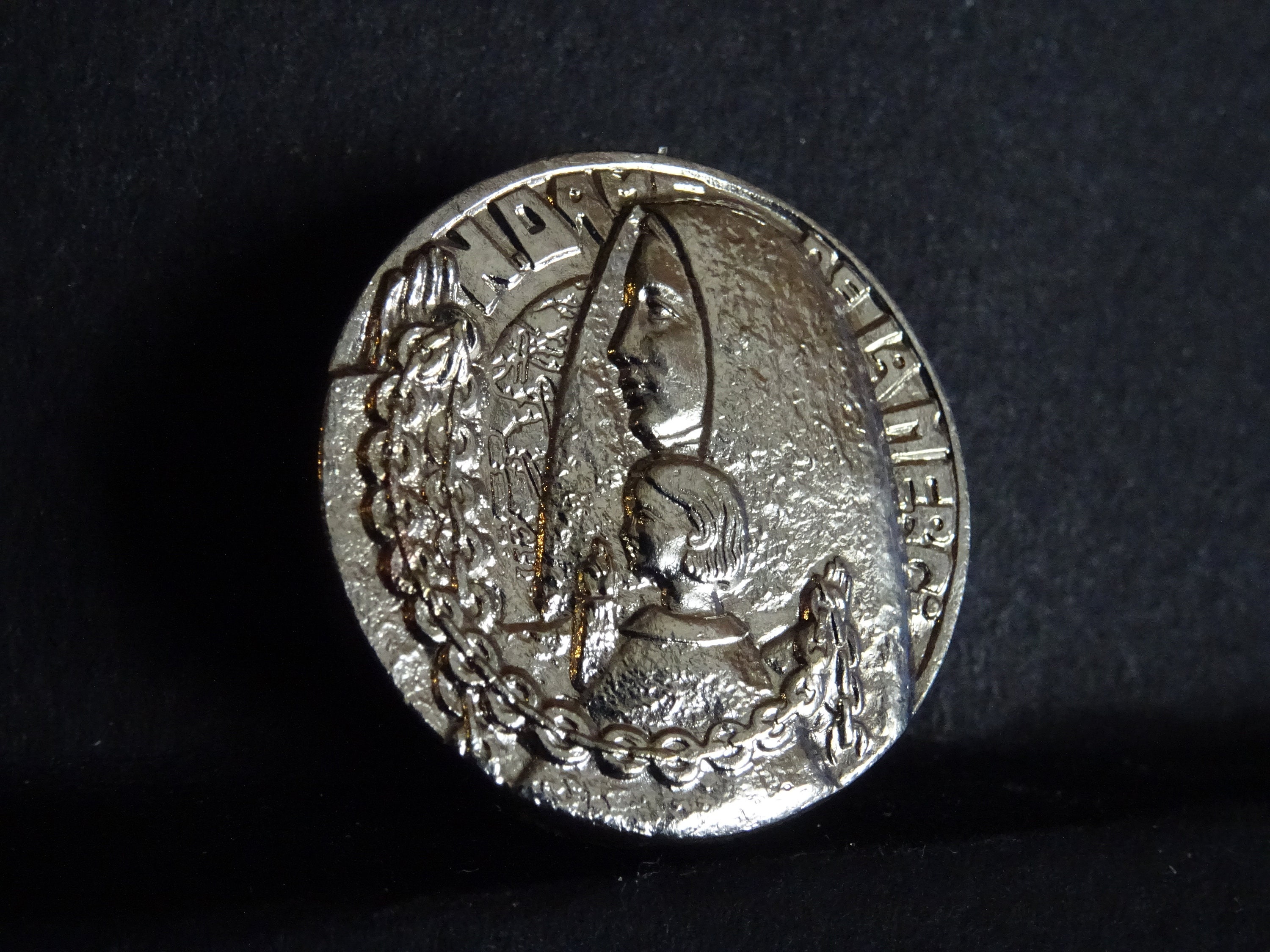 Médaille Religieuse de Broche d'argent Notre Mère La Miséricorde avec Prison Chains Paris