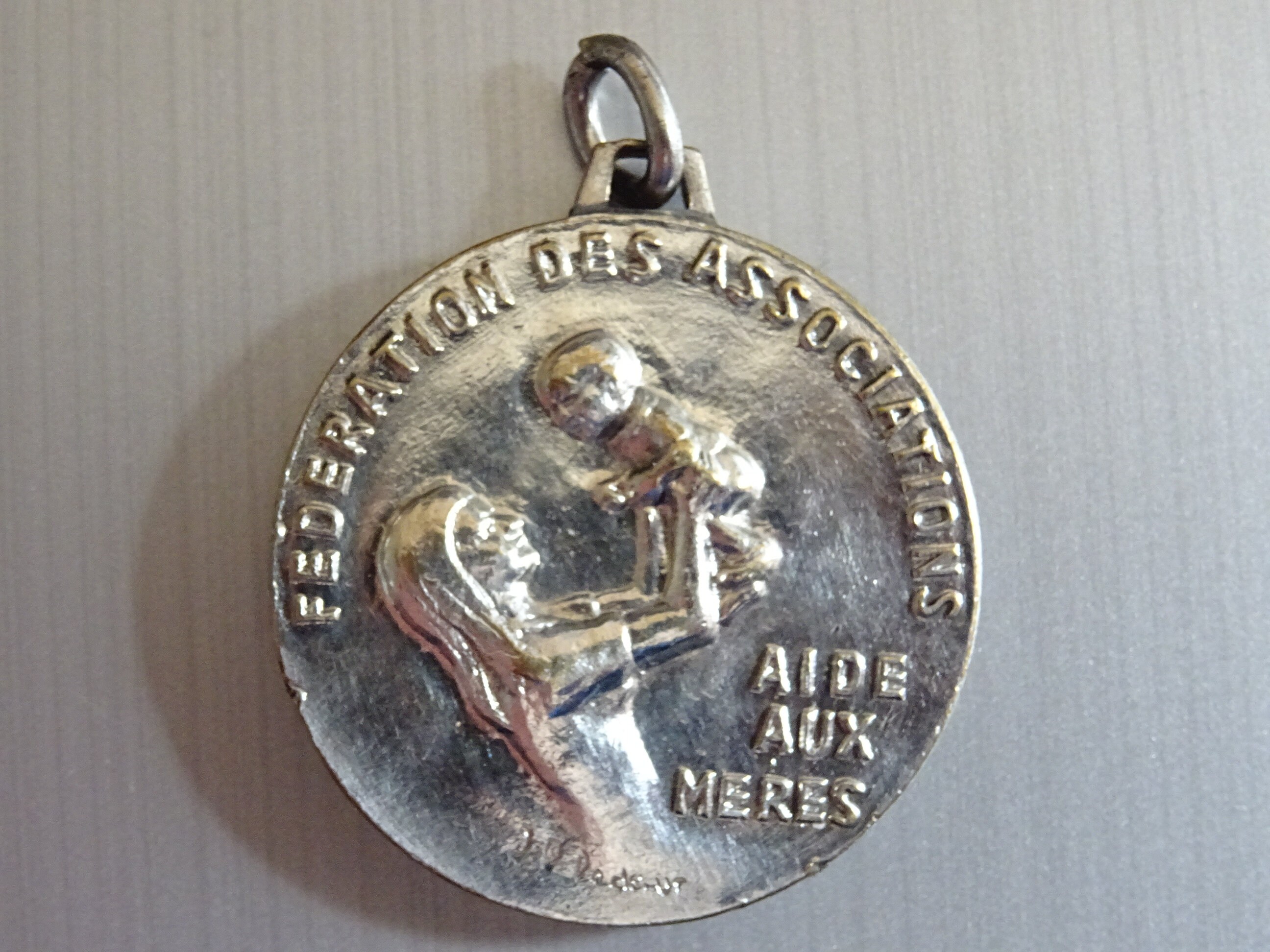 Association Des Familles . Travailleuse Familiale Signé. Médaille Médaillon Pendente Saint Charme B