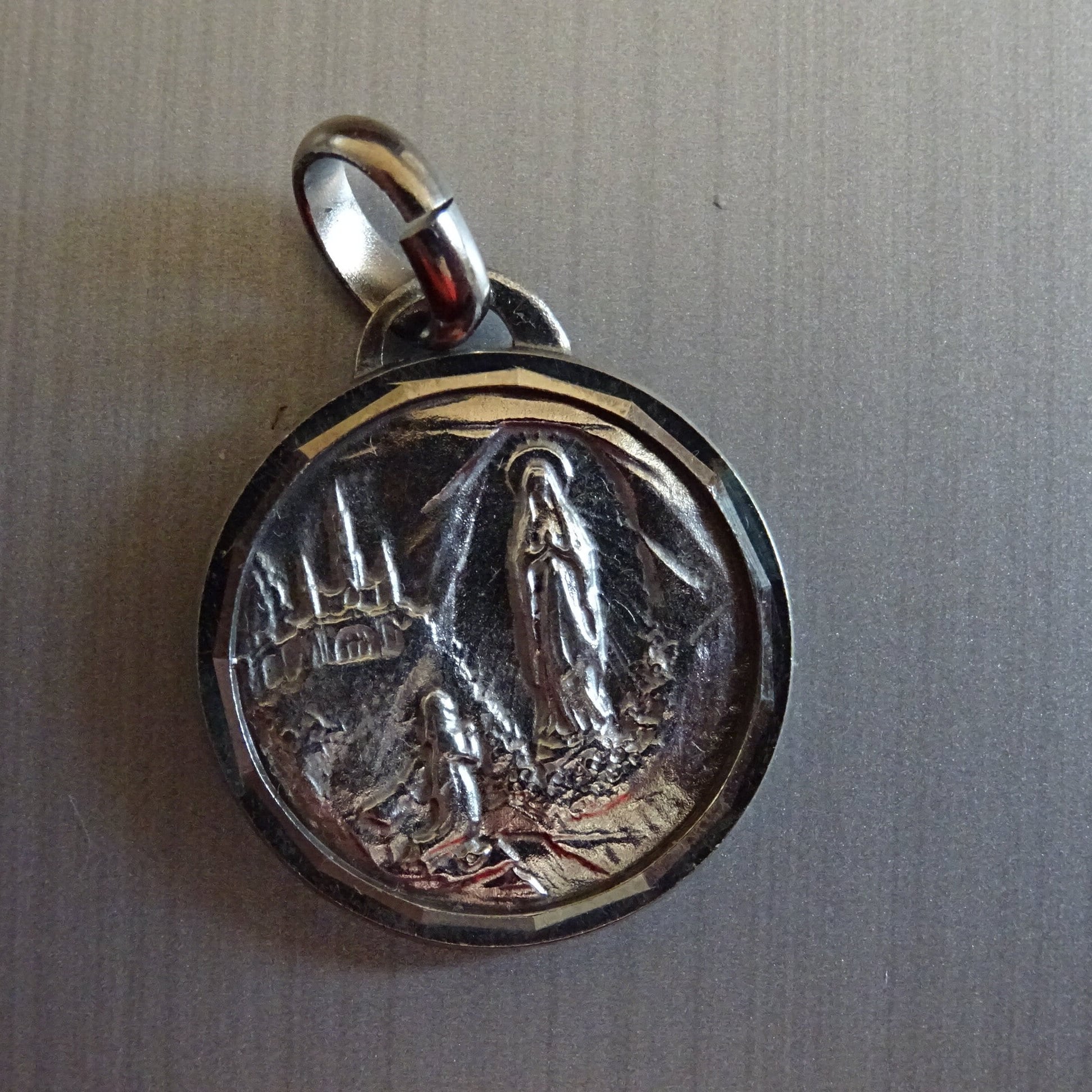 Grotte de Lourdes Lieu Des Apparitions La Vierge Marie. Médaille Vintage Pendente Médaille Saint Cha