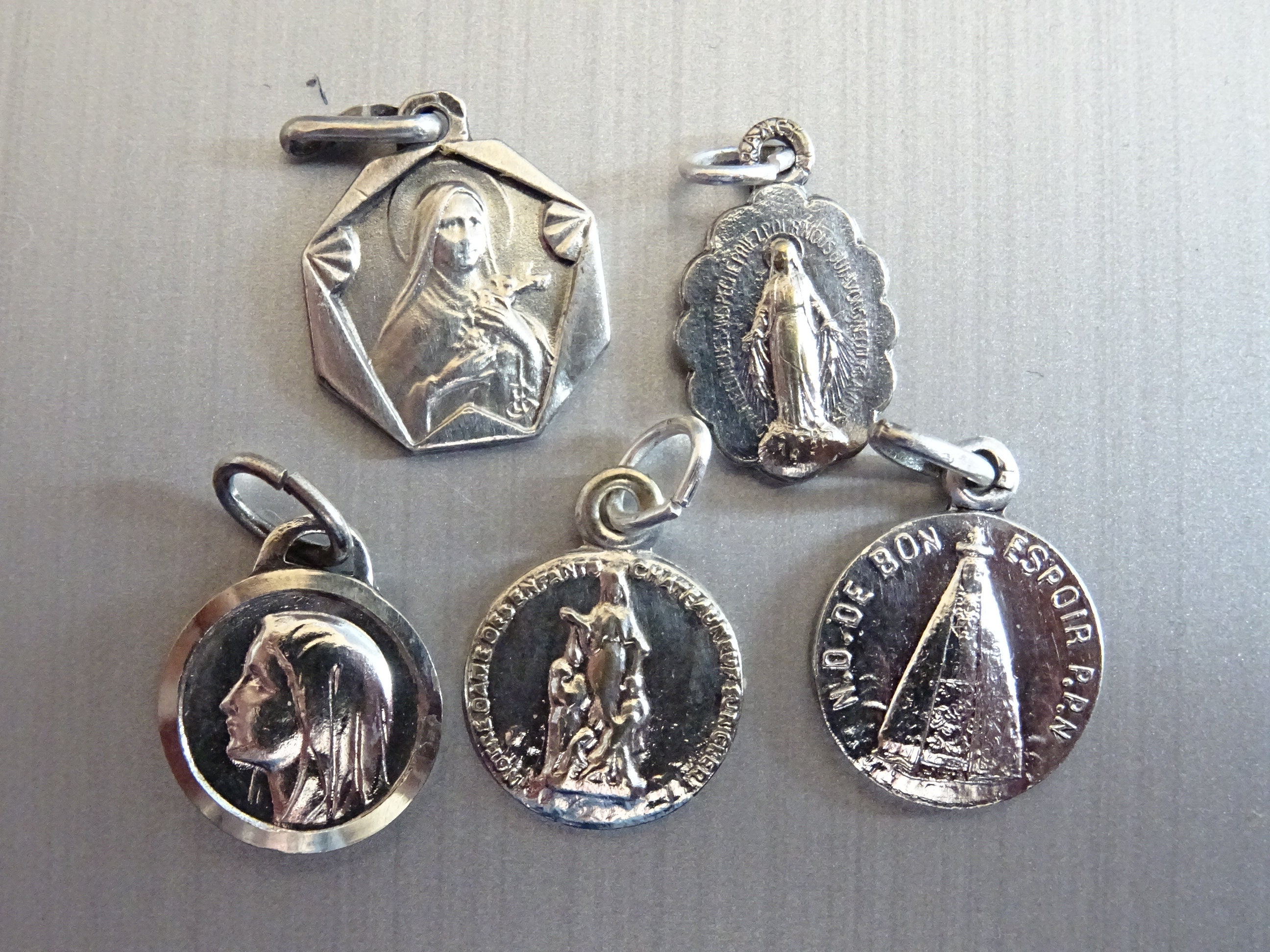 Lot 5 Tiny Mary, St Therese, N.d. Espoir . Vintage Français Médaille Saint Charme Pendentif Médaillo