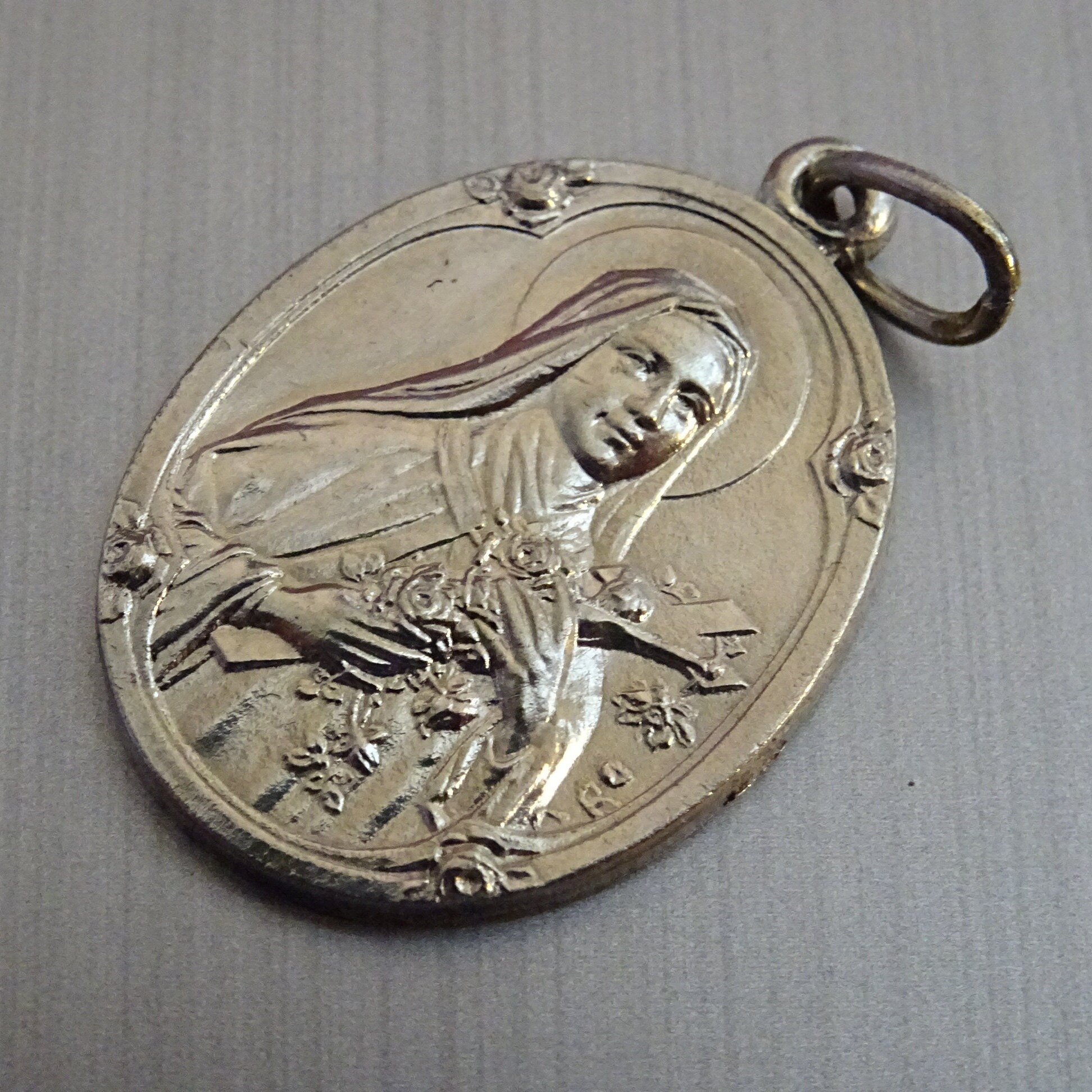 Sainte Thérèse Raining Roses/Pendentif Médaillon à Médaille Religieuse Saint Charme D 347
